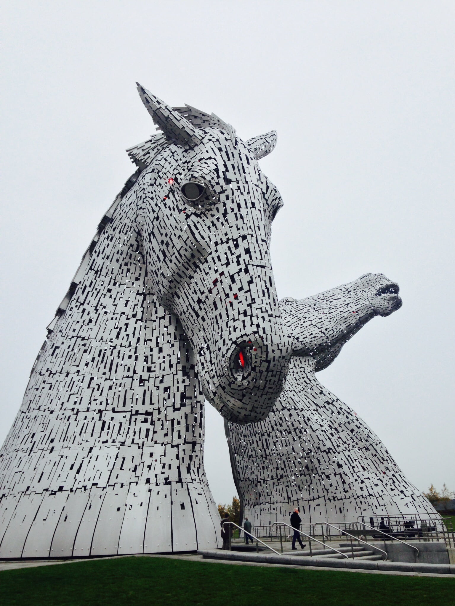 animal wildlife, animal, craft, scotland, kelpies, falkirk, architecture, sculpture, built structure, travel destinations, creativity, horse-head sculptures, Phone HD Wallpaper