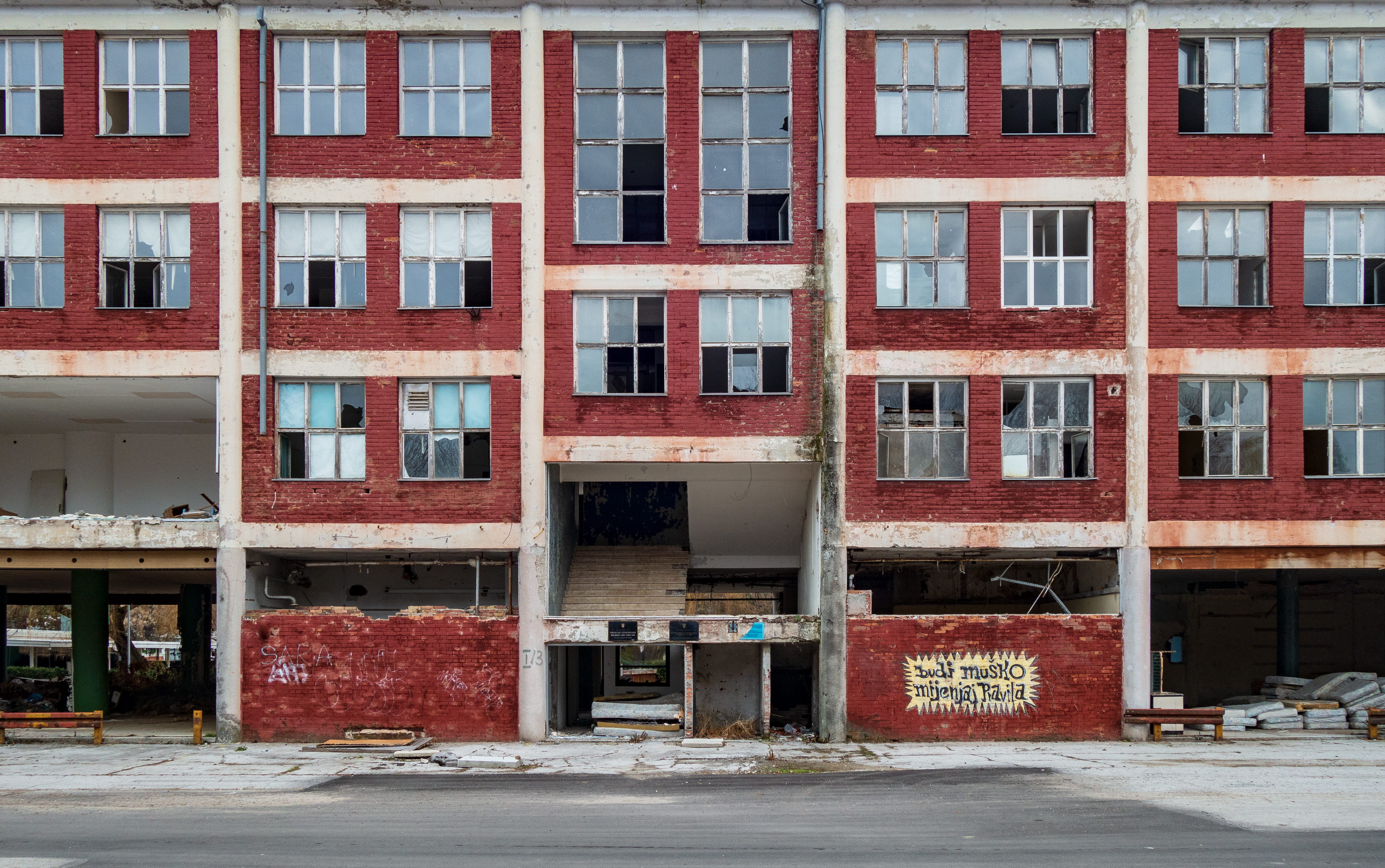 windows, built structure, residential district, empty, door, entrance, full frame, abandoned, street, apartment, home decor, day, brick, wall - building feature, HD Wallpaper