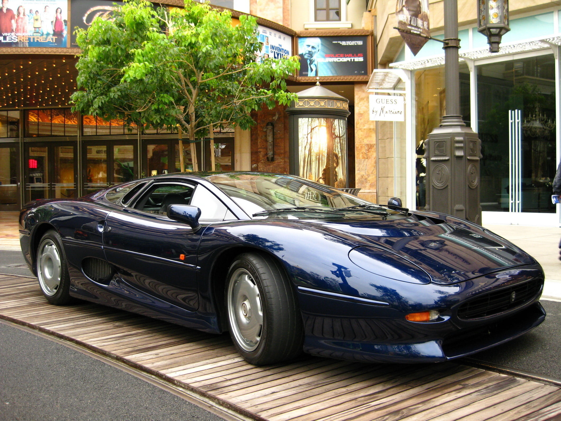 vintage car, built structure, jaguar, transportation, day, xj 220, 1080P, outdoors, no people, tree, home ., retro styled, building exterior, parking, HD Wallpaper
