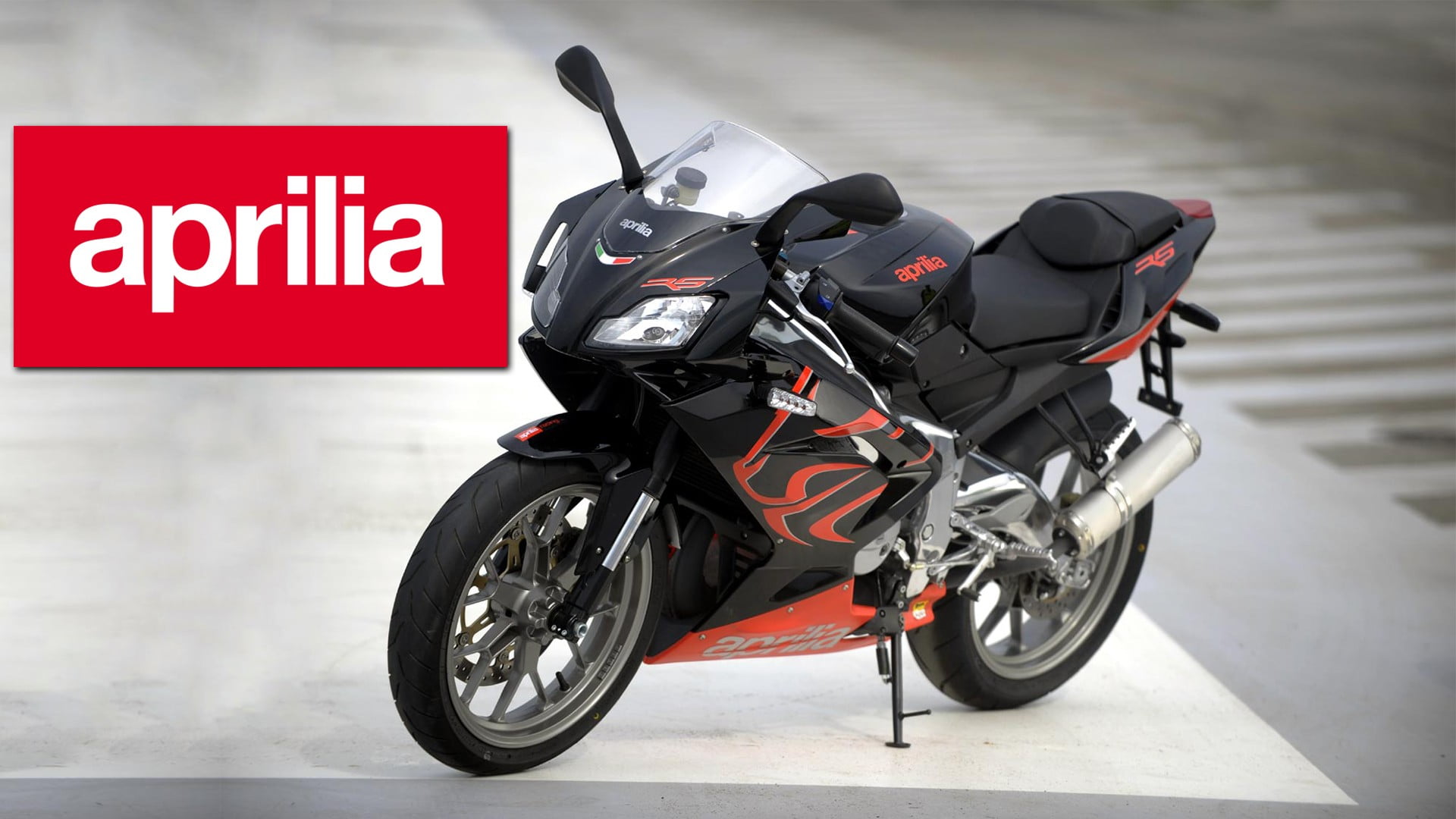focus on foreground, communication, crash helmet, Aprilia RS125, bike, no people, stationary, wheel, land vehicle, city, helmet, day, 1080P, mode of transportation, HD Wallpaper