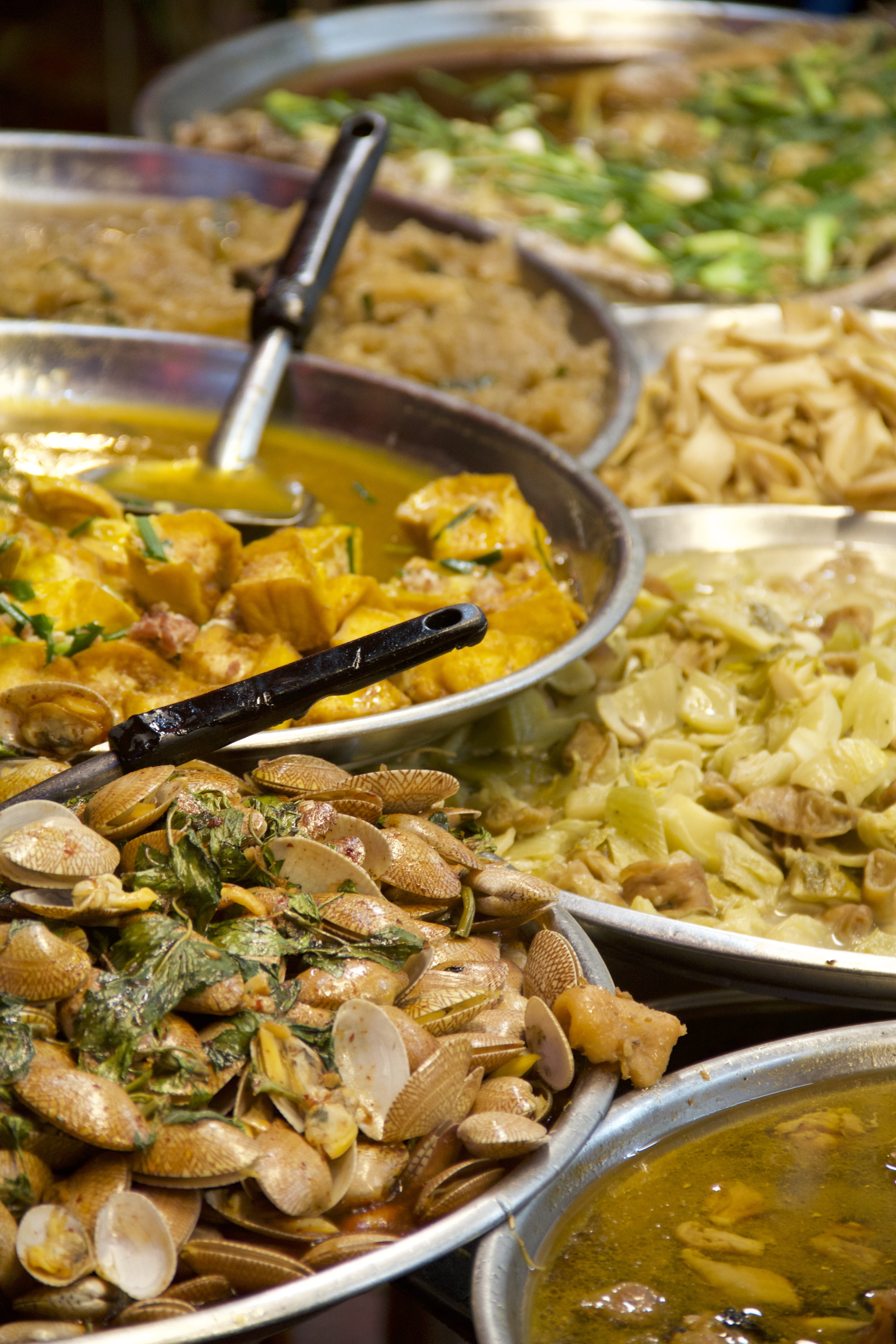 indoors, 5K, household equipment, Bangkok, Thailand, gourmet, food, high angle view, yaowarat, close-up, eating utensil, focus on foreground, Chinatown, Phone HD Wallpaper
