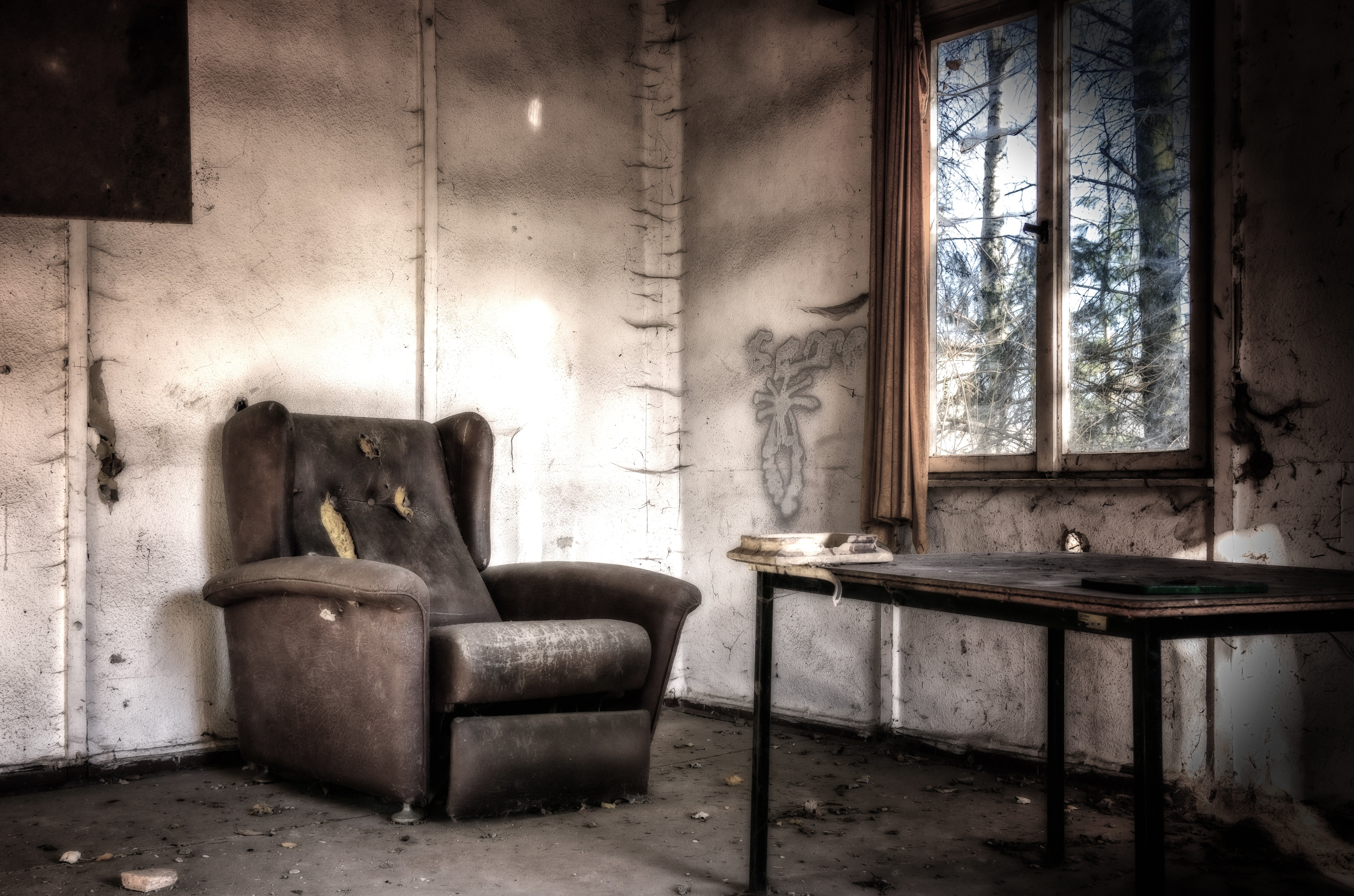 messy, run-down, table, pforphoto, black, 5K, decay, dirty, indoors, gloomy, flooring, destruction, room, deterioration, day, abandoned, furniture pieces, HD Wallpaper