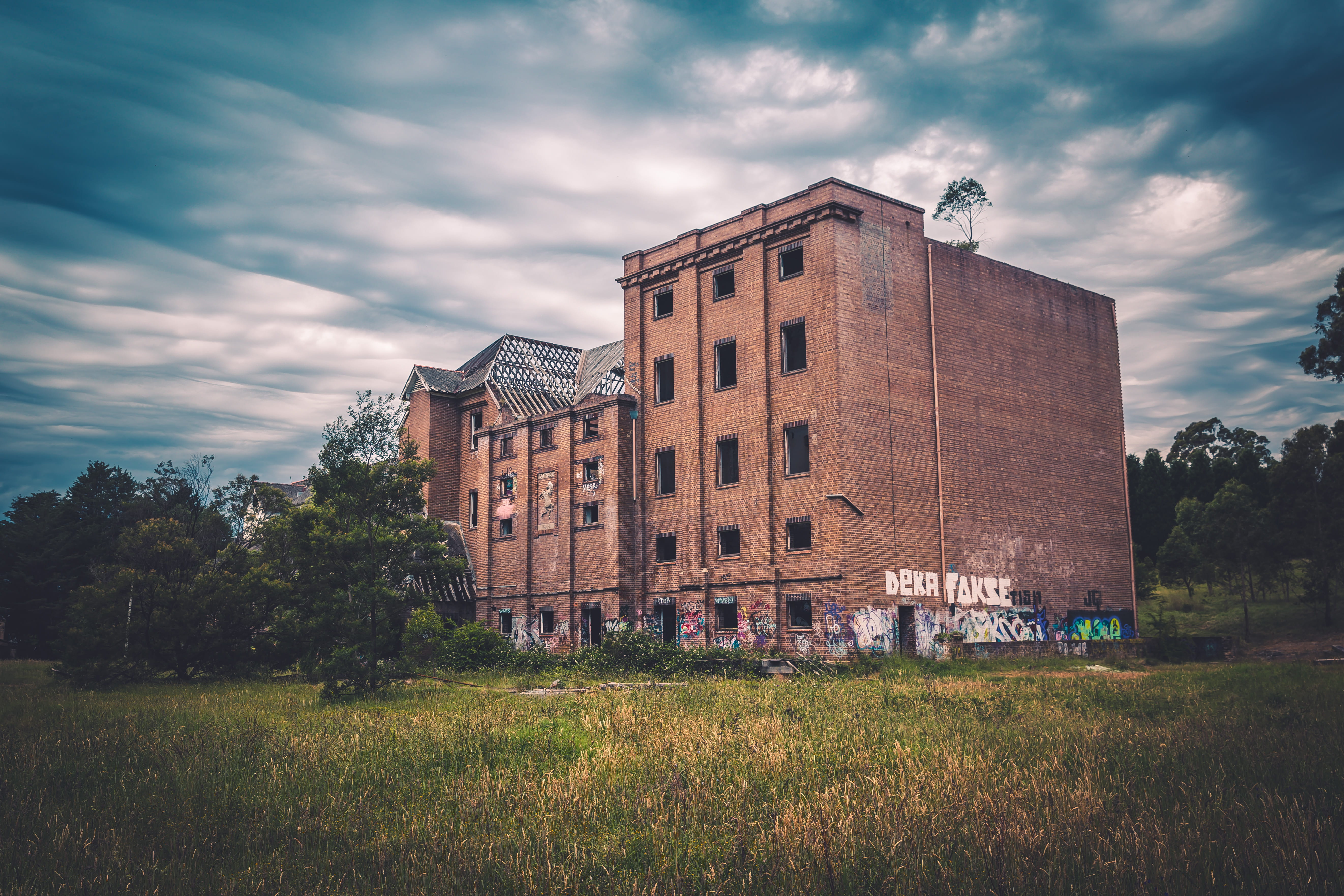 cloud - sky, decayed, ruin, 5K, plant, green color, architecture, green, old, building, day, brick, colourful, blue, greenery, ruined, residential district, HD Wallpaper