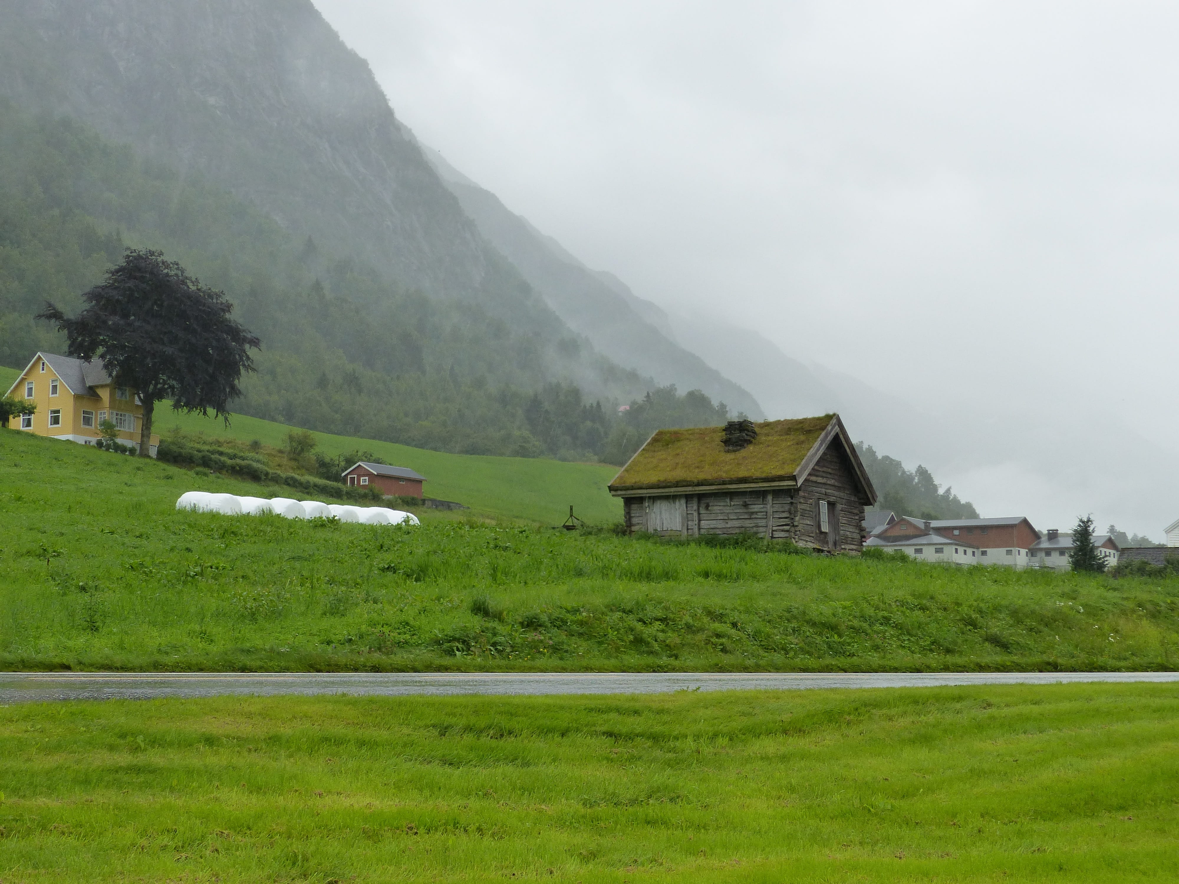 architecture, 4K, scenics - nature, building, mountain, mountains, field, grass, sky, building exterior, environment, norway, fog, built structure, nature, HD Wallpaper