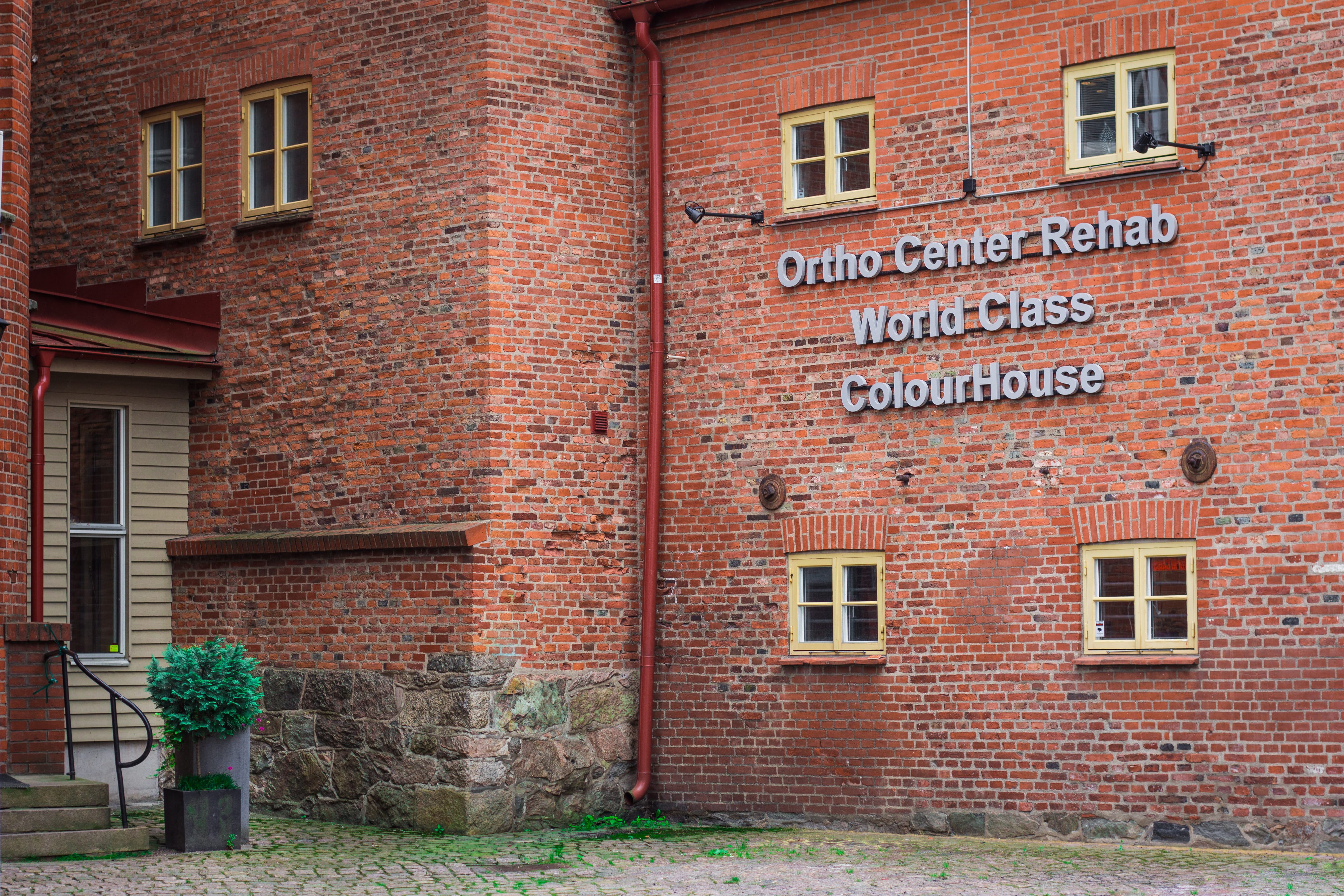 window, no people, brick, building, outdoors, colors, västra frölunda, grass, göteborg kungssten, city, built structure, day, western script, old, old school, HD Wallpaper