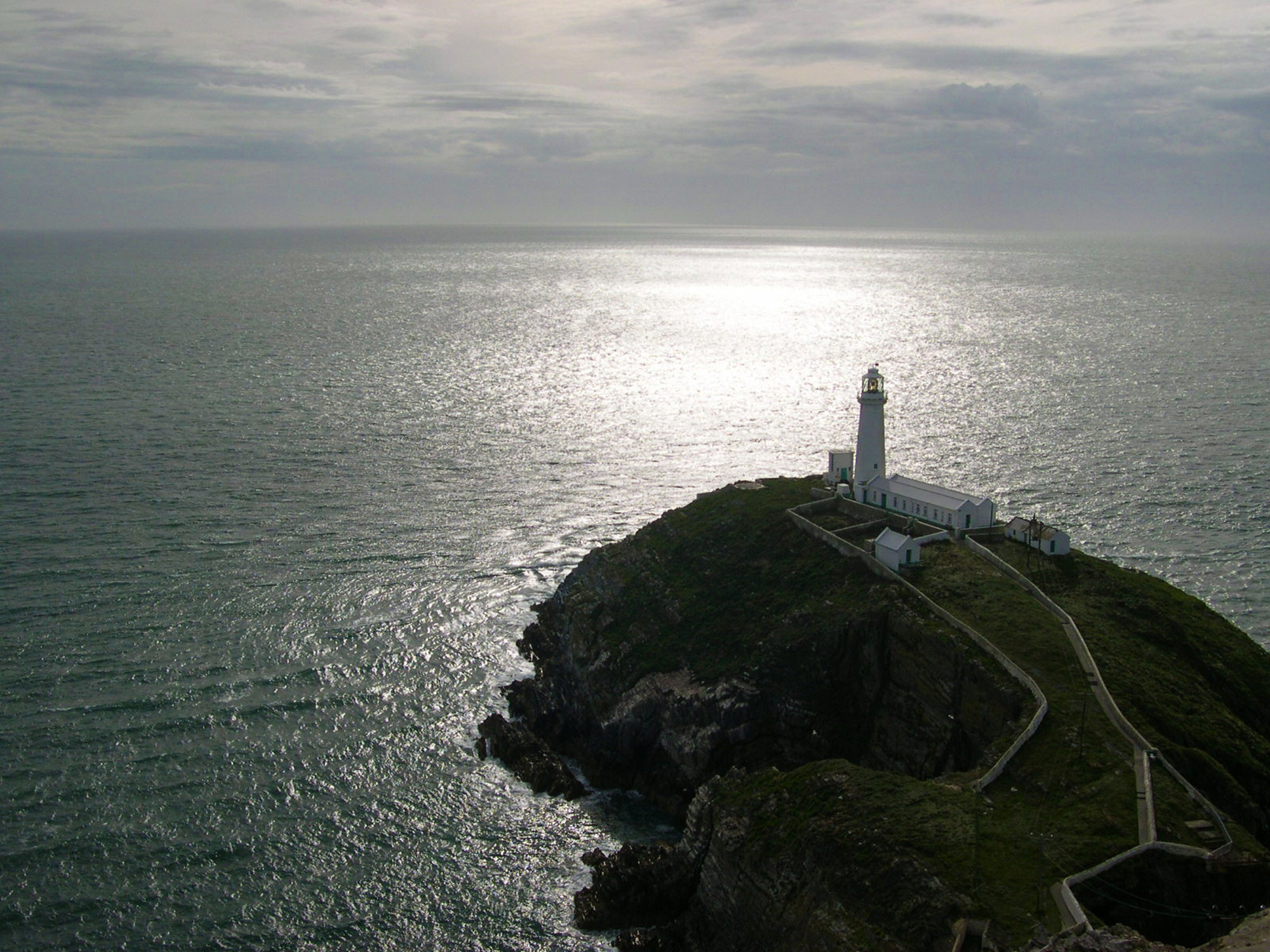 light, sky, scenic, guidance, south stack, shore, water, nature, rock, beauty in nature, beacon, ocean, landmark, building, waves, uk, sunset, horizon over water, HD Wallpaper