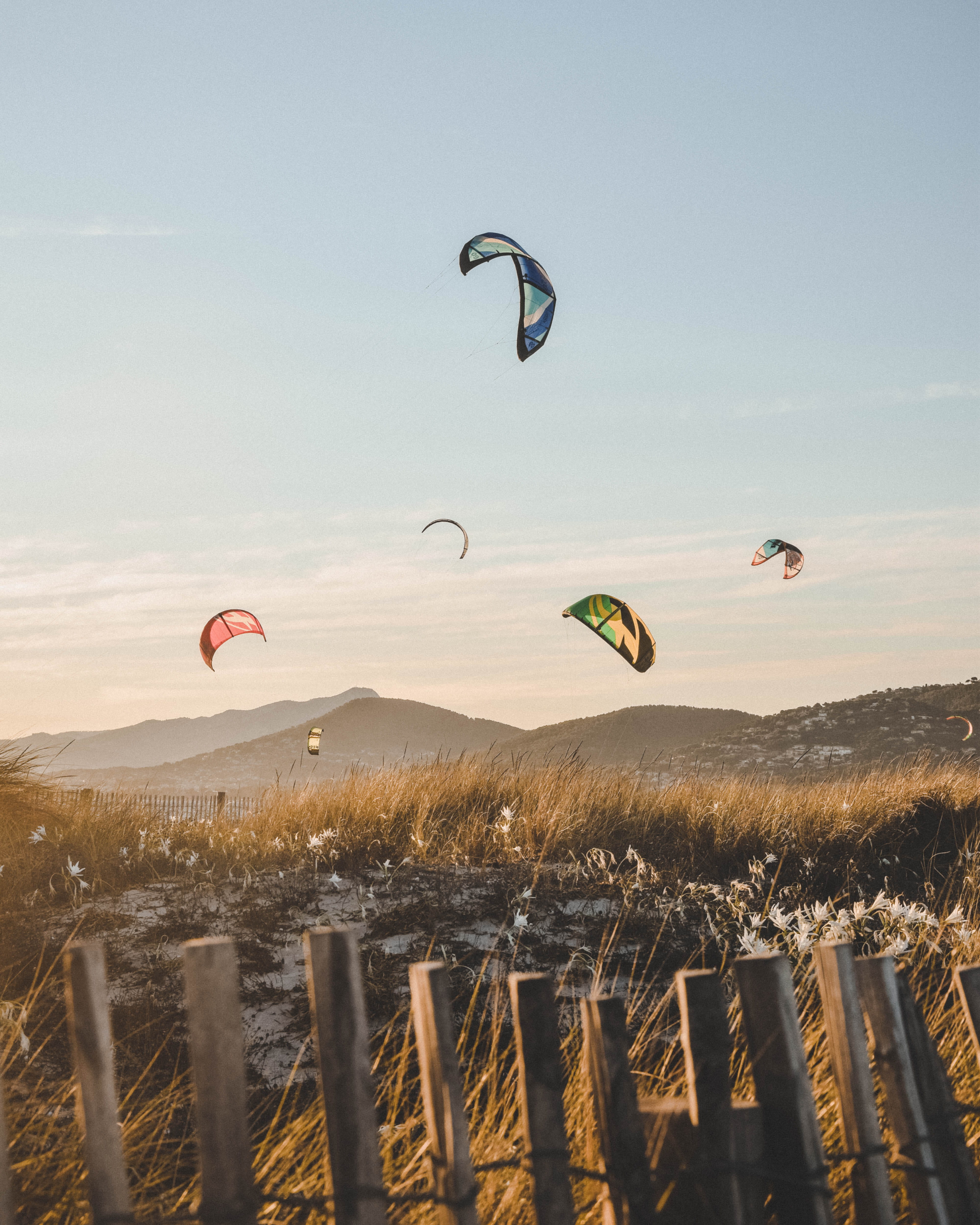 voile, landscape, animal, lifestyles, blue, freedom, beach, sky, fence, leisure activities, sun, sport, flying, person, human, gliding, mountain, cerfvolant, Phone HD Wallpaper