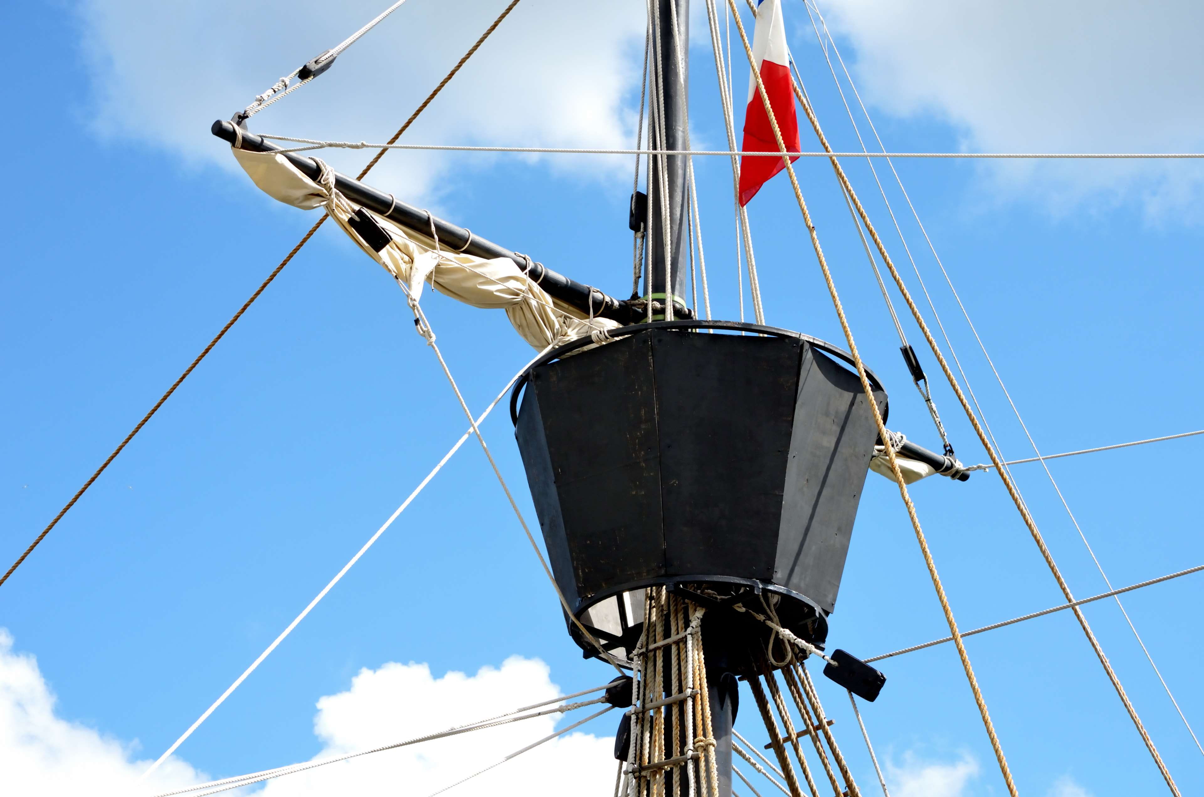 drapeaux, voile, bateau, outdoors, cloud - sky, vigie, ocean, low angle view, built structure, mast, architecture, blue, pole, connection, la navigation, HD Wallpaper