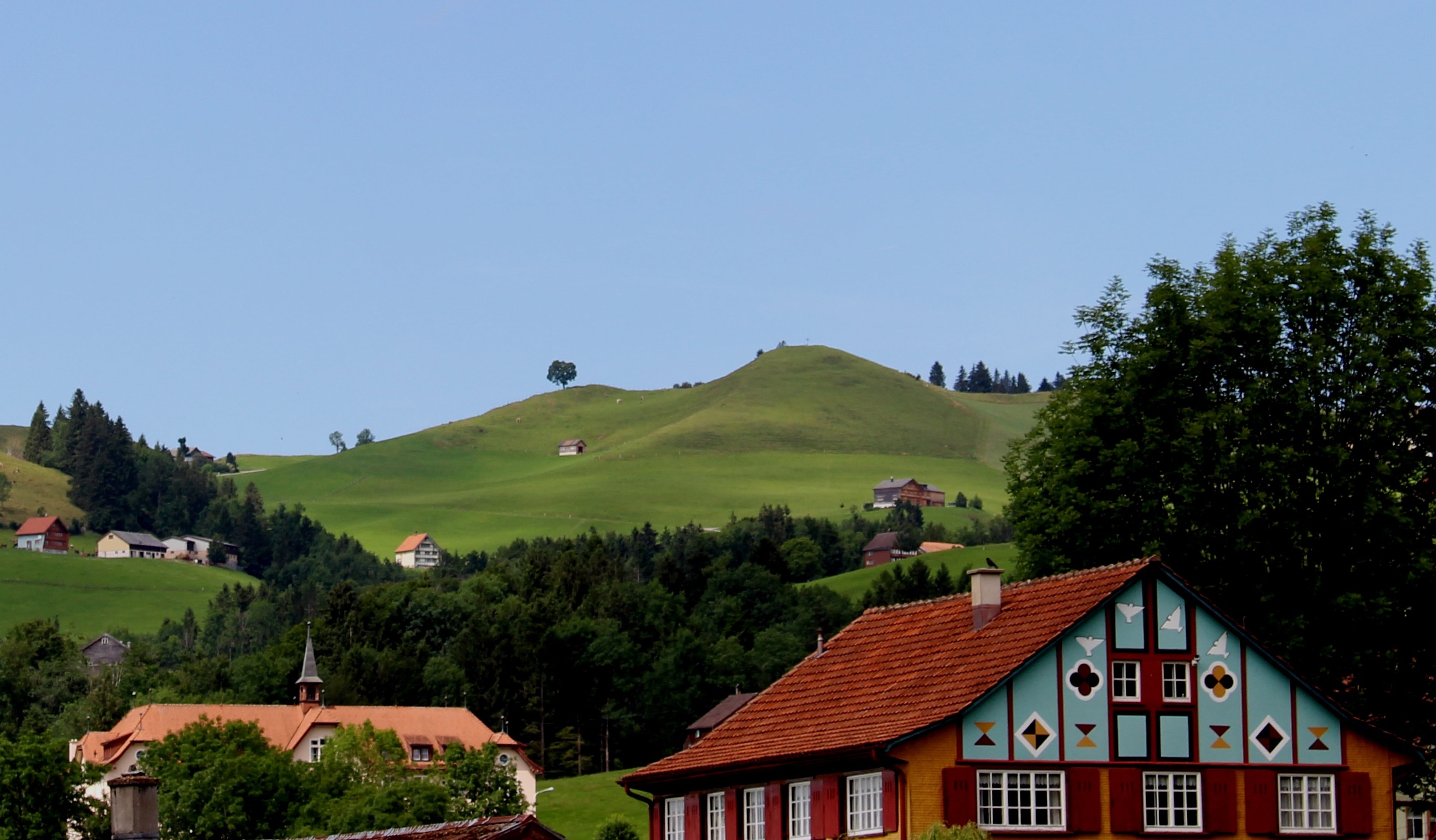 beauty in nature, residential district, mountain, day, tree, clear sky, sky, built structure, 5K, land, rural Scene, landscape, house, hill, cottage, homes, HD Wallpaper