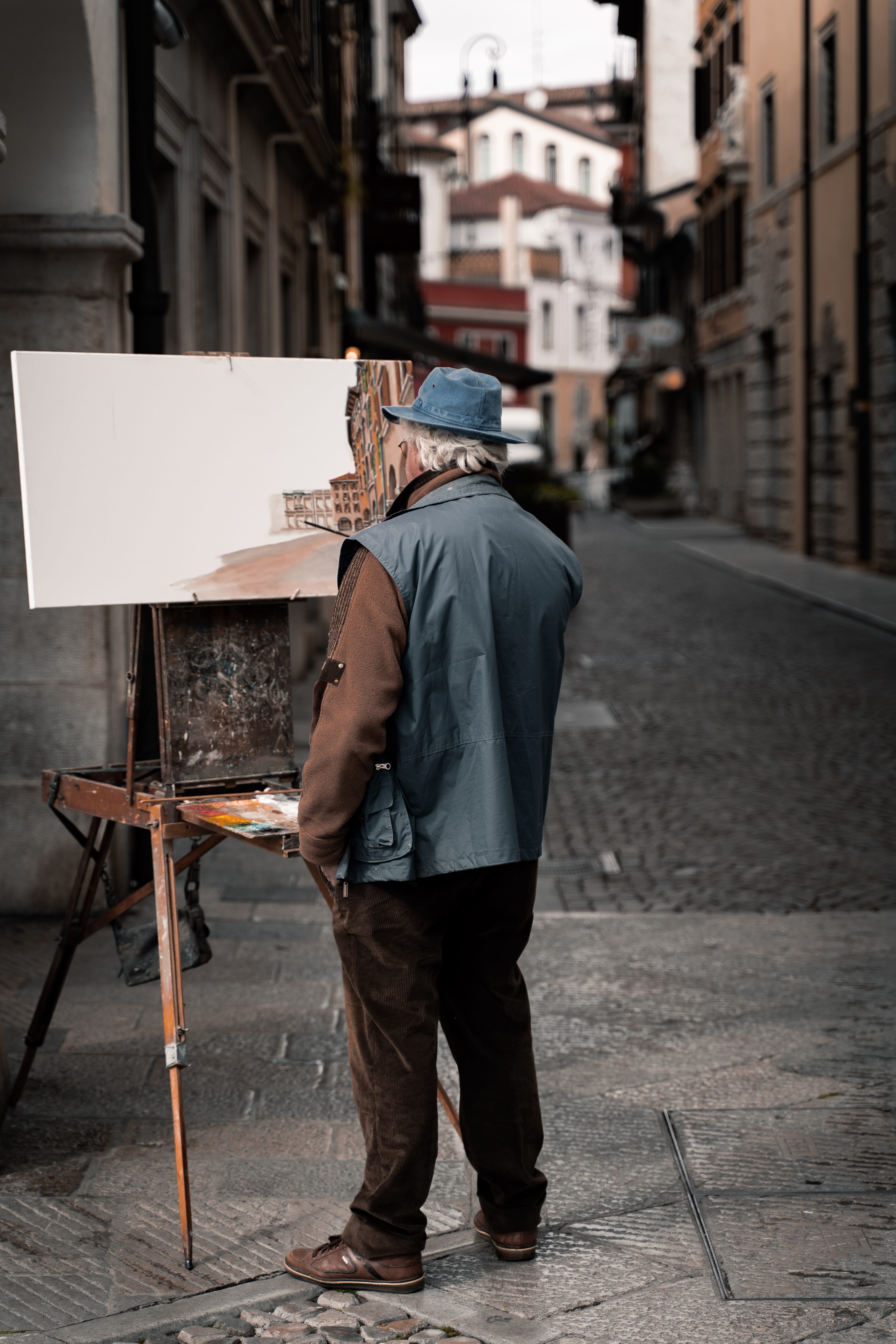 person, man, shoe, full length, wood, standing, real people, human, hat, men, outdoors, near, street, easel, building exterior, tones, sidewalk, casual clothing, Phone HD Wallpaper