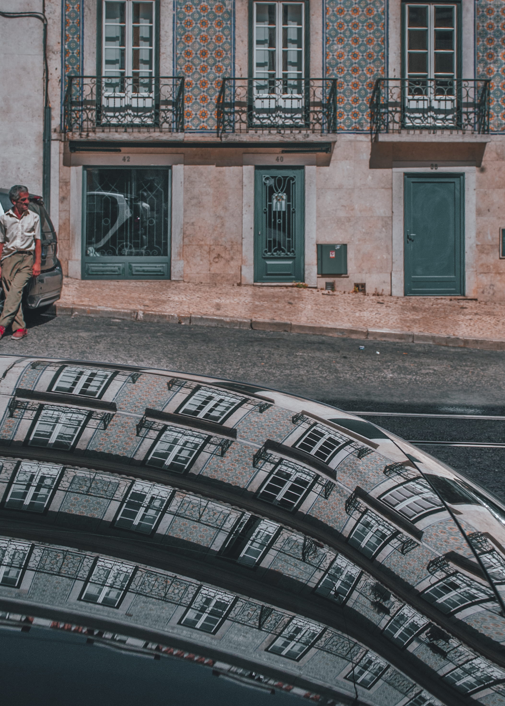 pedestrian, military uniform, sidewalk, reflection, built structure, building, outdoors, glass - material, car, clothing, residential district, 2K, location, Phone HD Wallpaper