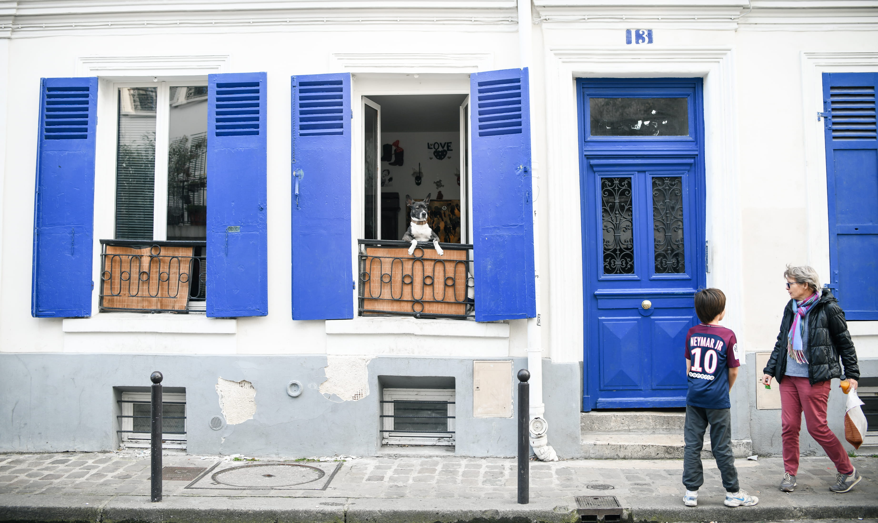 pedestrian, home decor, standing, lifestyles, human, closed, two people, transportation, shutter, people, two, togetherness, beside, building exterior, HD Wallpaper