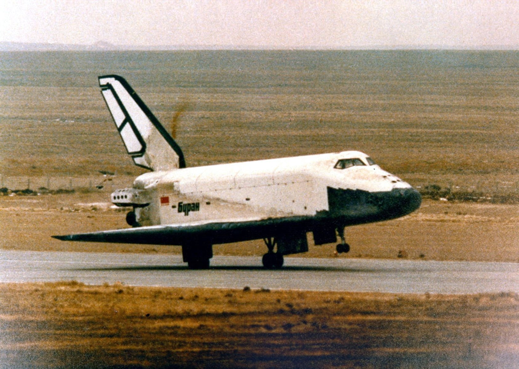 soviet, cccp, vkk, aircraft, urrs, 720P, shuttle, russia, buran, red, vehicle, space, military, star, russian, HD Wallpaper