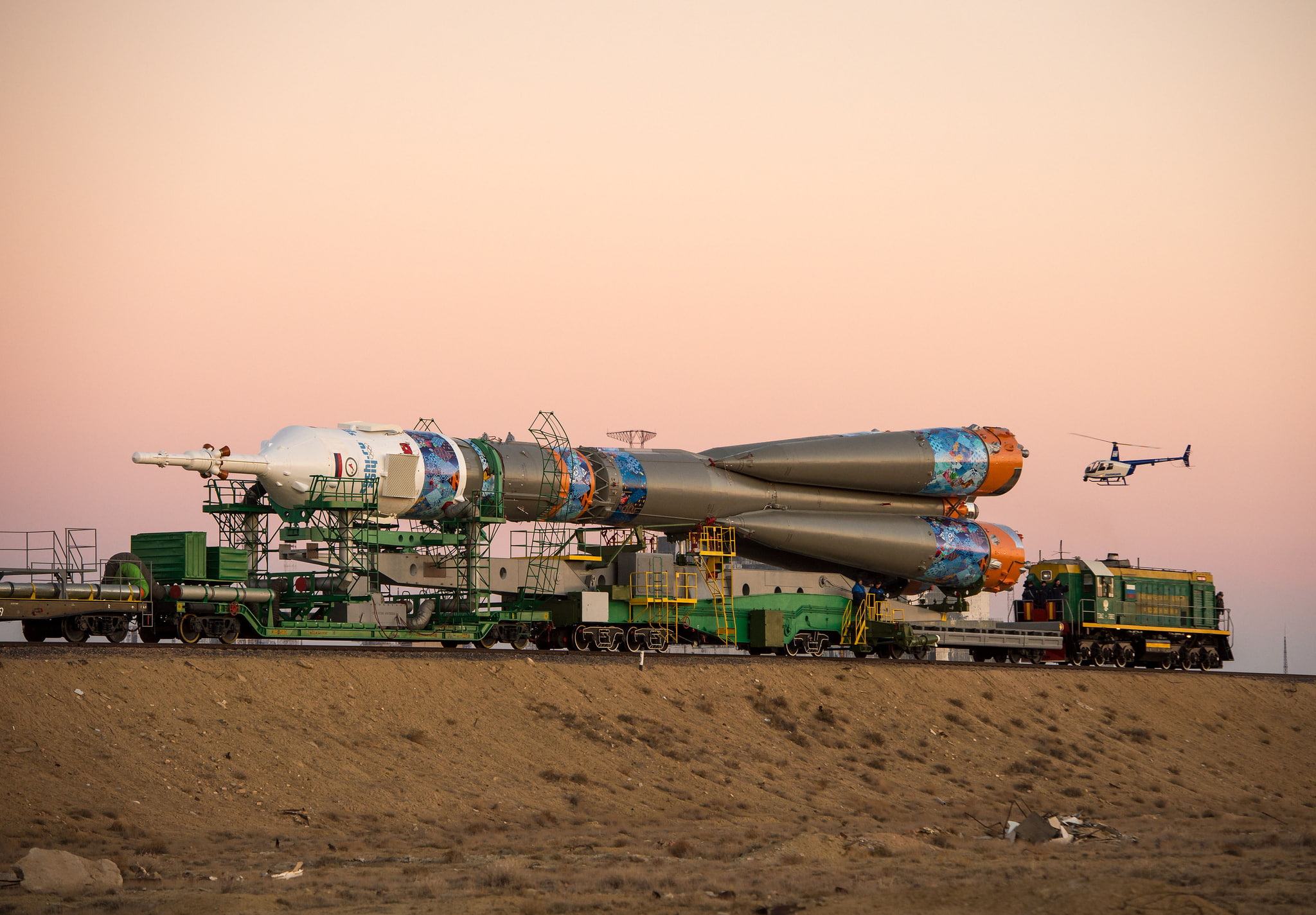 ship, shipping, Baikonur, grey, 1080P, Union, train, TMA-11M, red, space, rocket, HD Wallpaper