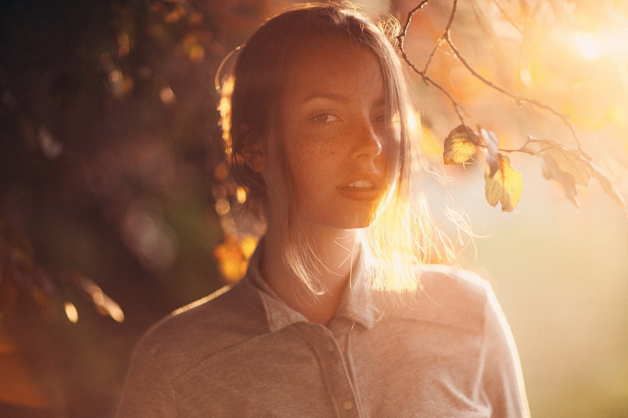 freckles, women outdoors, women, open mouth, Ruby James, sunlight, 1080P, Skye Thompson, leaves, HD Wallpaper