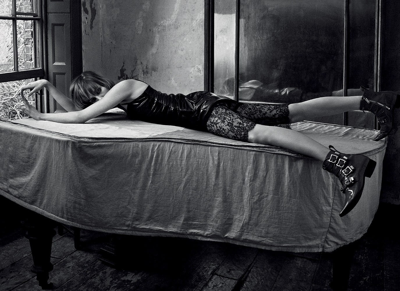 furniture, sleeping, full length, Edie Campbell, adult, young adult, model, clothing, 720P, indoors, lifestyles, hairstyle, one person, women, lying down, HD Wallpaper