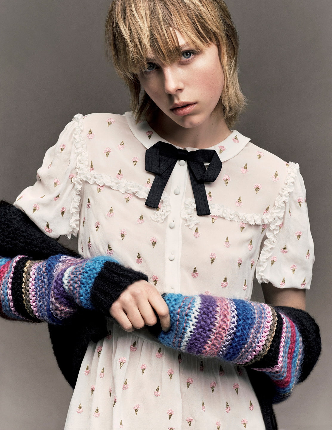 studio shot, blond hair, hand, teenager, holding, women, hairstyle, females, front view, gray, looking at camera, waist up, 720P, indoors, Edie Campbell, Phone HD Wallpaper