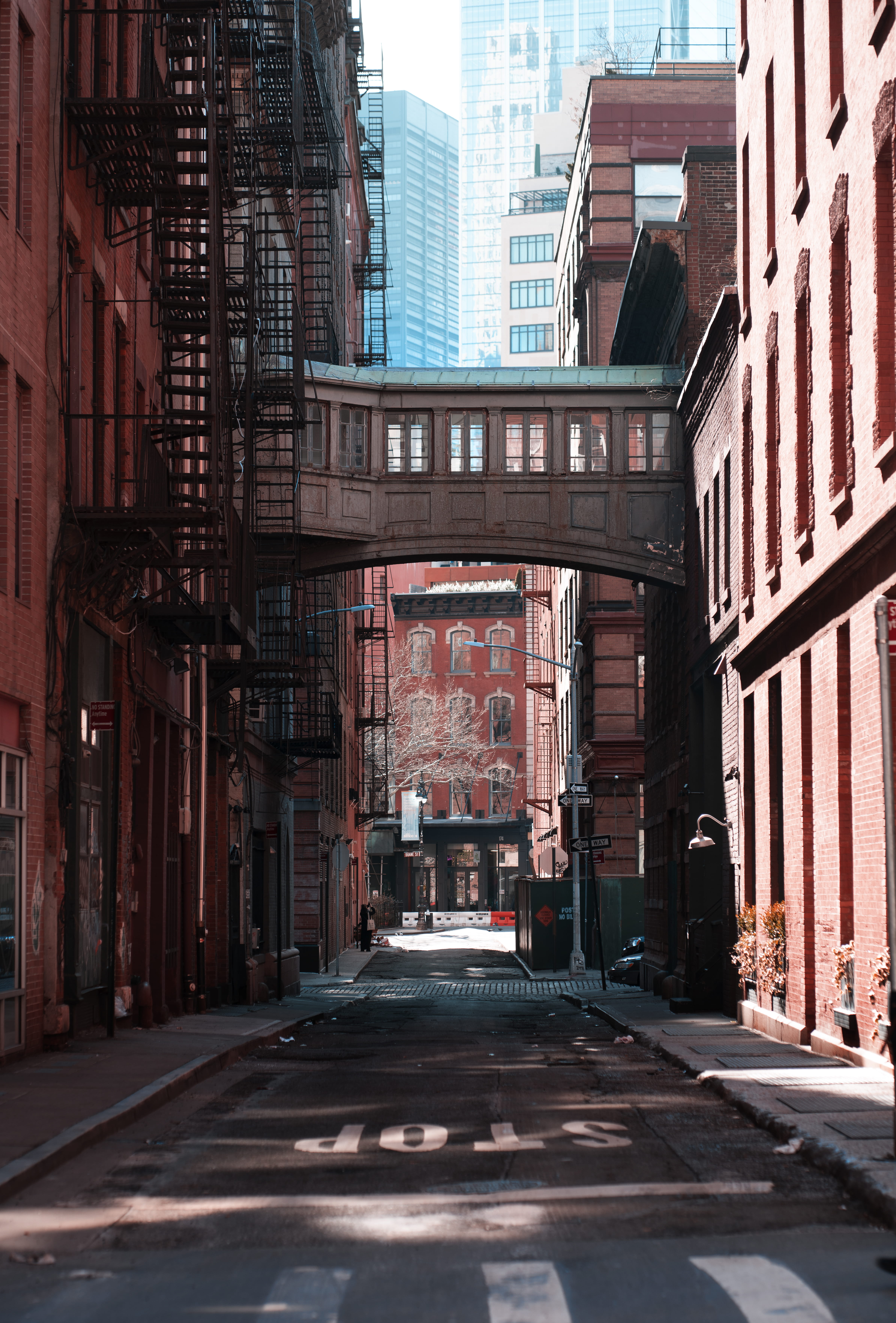 outdoors, built structure, sunlight, manhattan, staple street bridge, home decor, united states, staple street, office building exterior, building, road, Phone HD Wallpaper