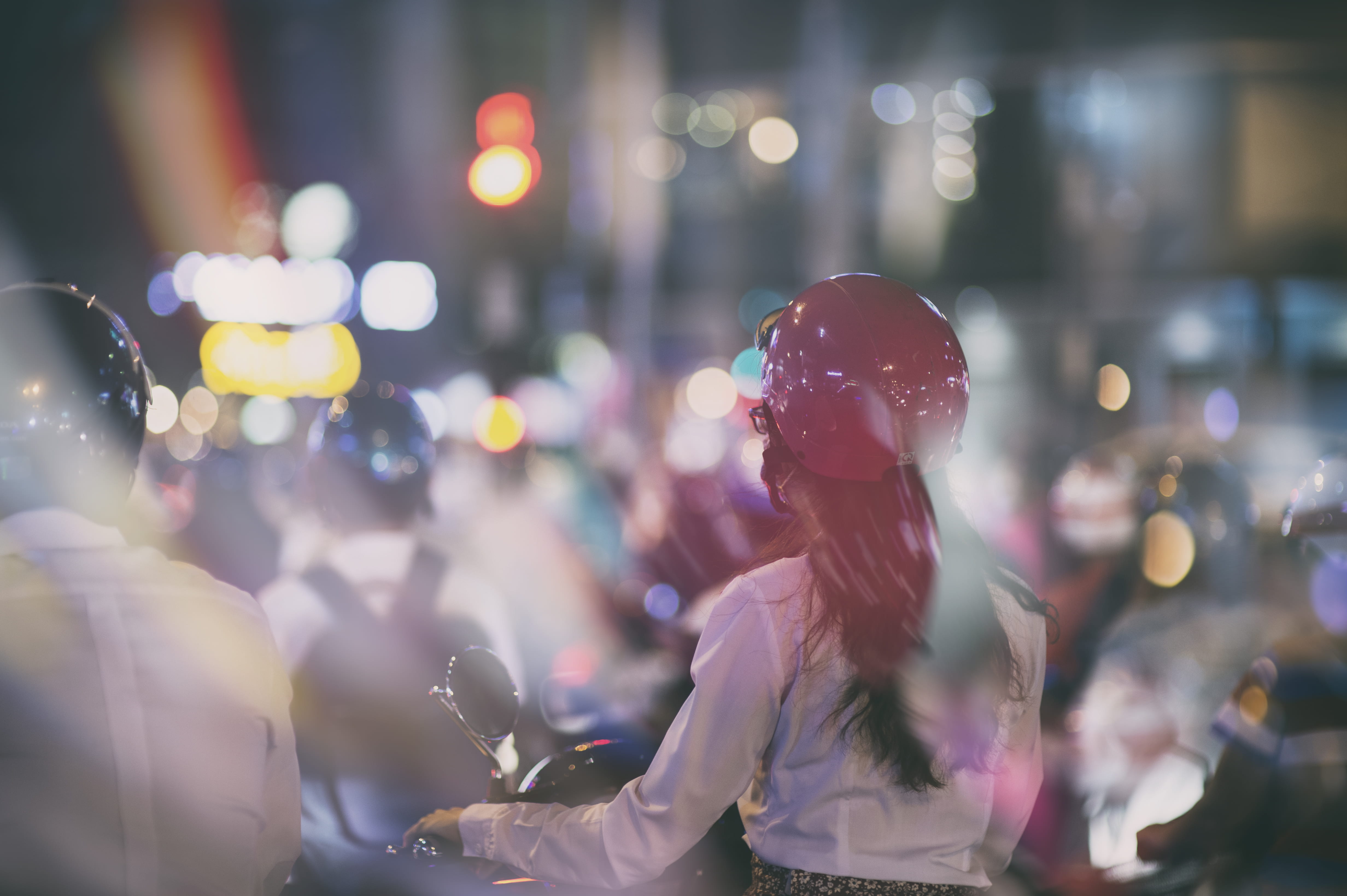 lifestyles, real people, night life, motorbike, standing, hairstyle, 4K, traffic, selective, ride, jacket, people, bokeh, incidental people, city, lens flare, HD Wallpaper