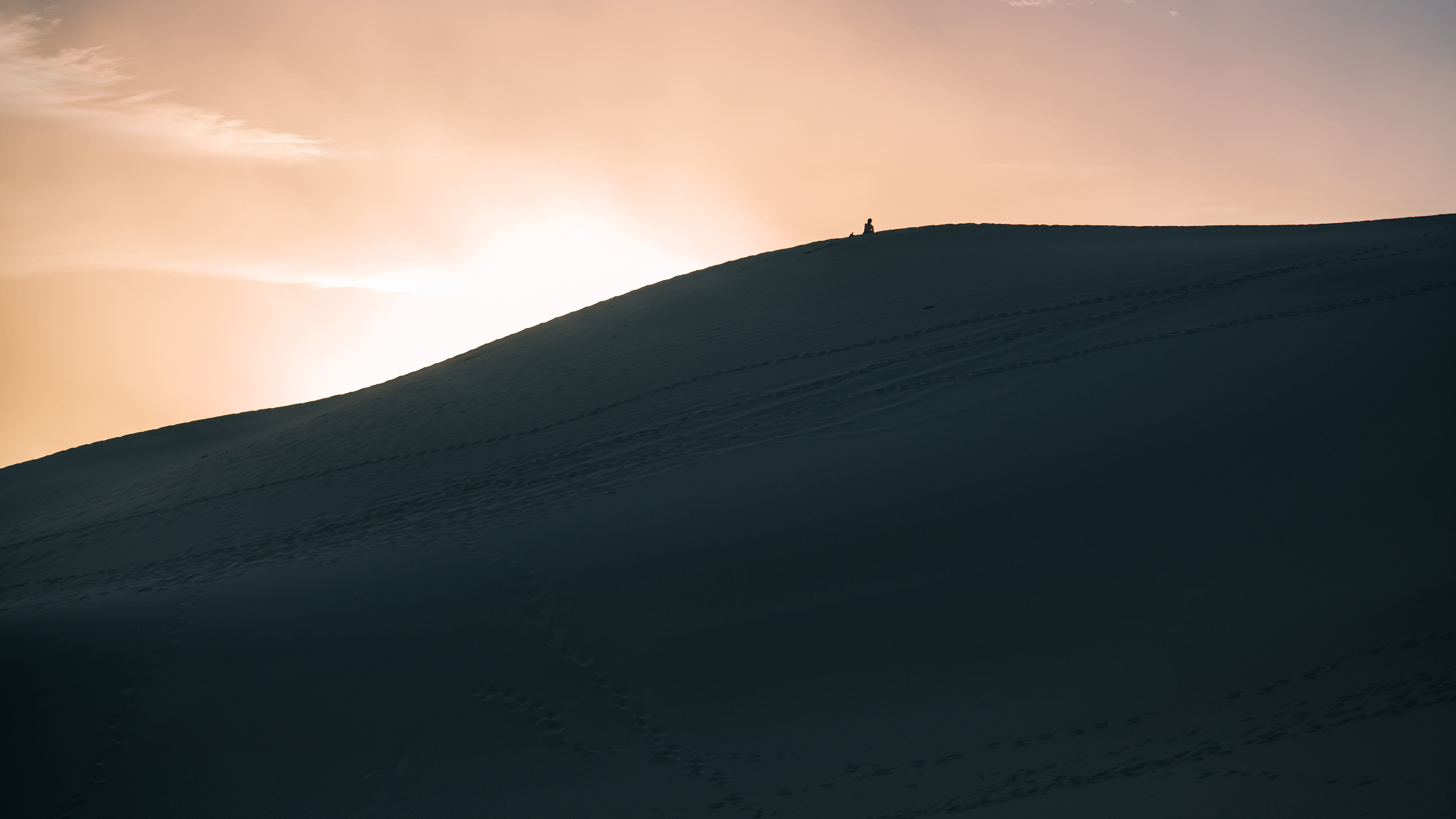 photography, sunrise, dune, sunrise - Dawn, nature, sunset, 4K, walking, scenics, sunlight, environment, outdoors, distant, dusk, winter, travel destinations, HD Wallpaper