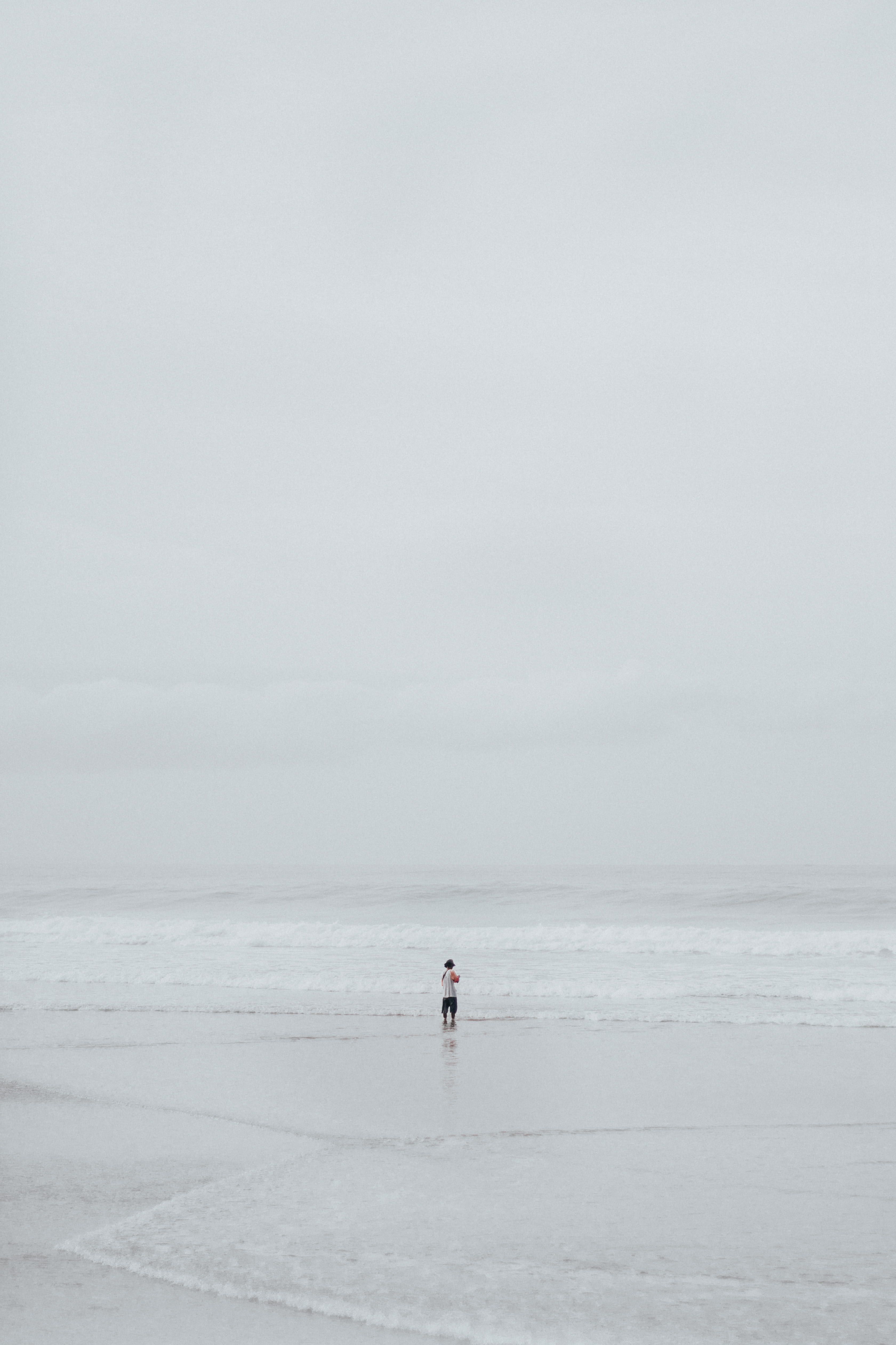 water, 4K, nature, outdoors, tranquility, person, non-urban scene, seashore, horizon over water, ocean, beach, day, cloud - sky, man, distant, middle, Phone HD Wallpaper