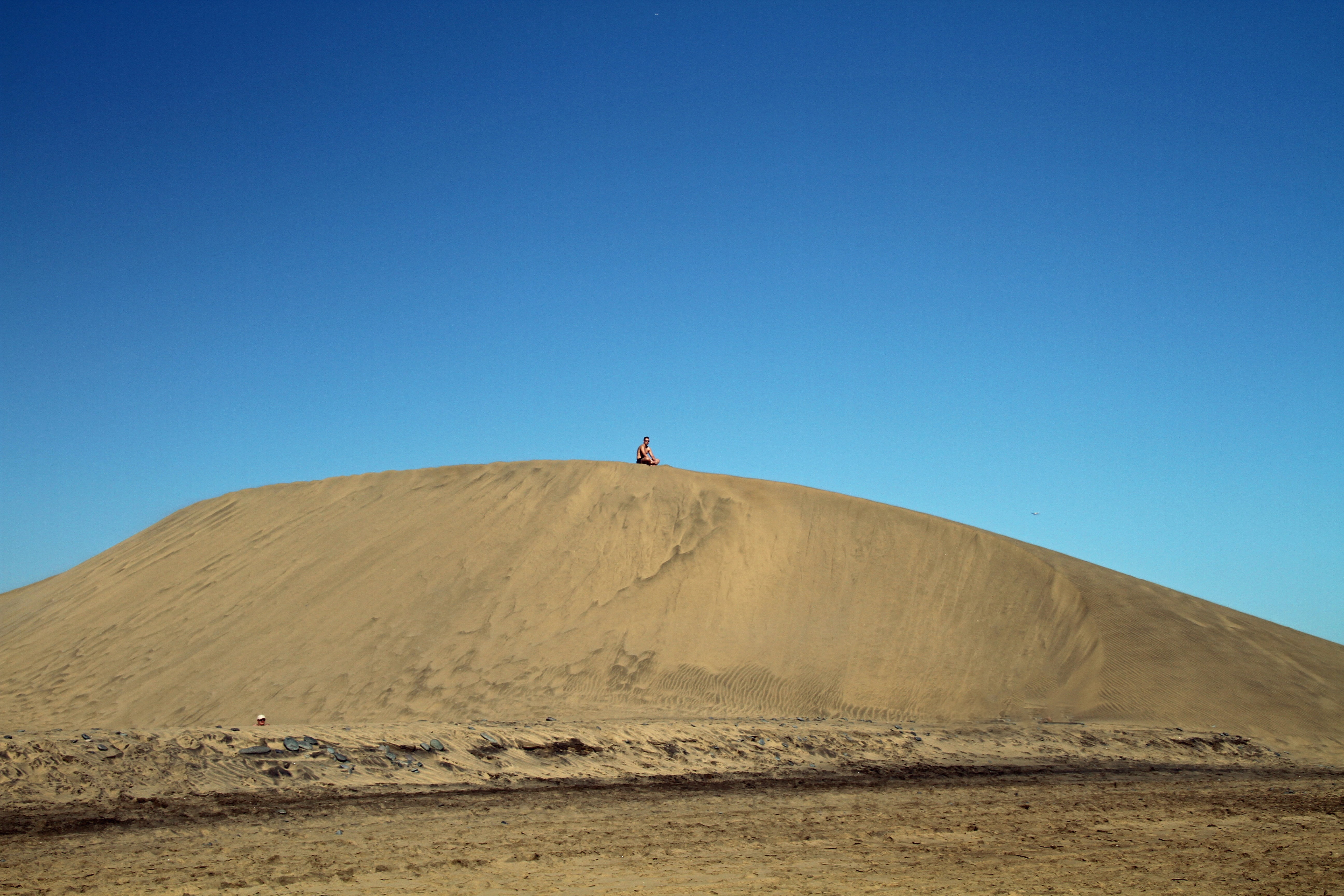 distant, copy space, mountain, nature, landscape, outdoors, 5K, dunes, sunny, sand, day, gran canaria, arid climate, spain, playa del ingles, travel, land, HD Wallpaper