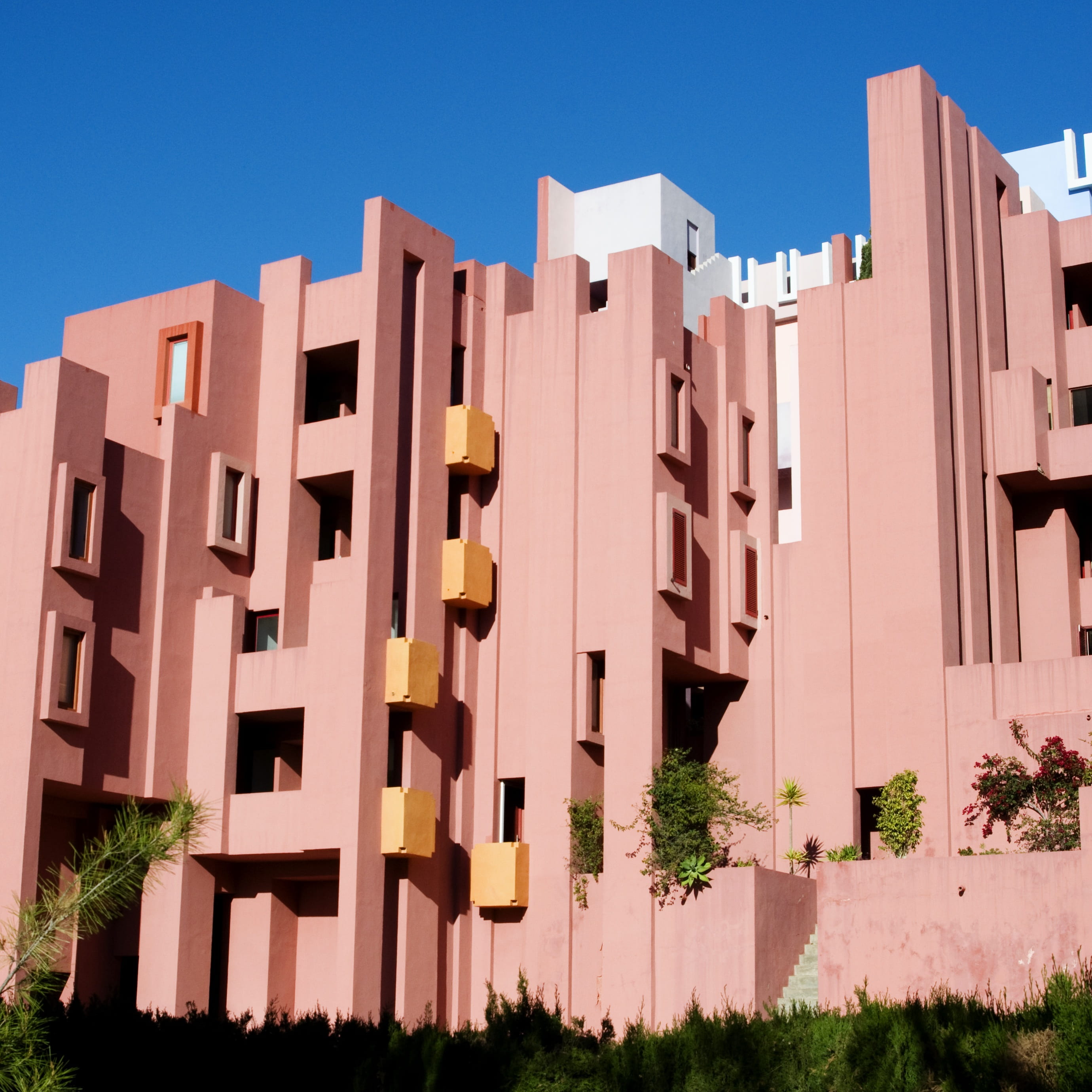 sunny, plant, building exterior, 2K, sky, tree, sunlight, calpe, design, clear sky, buildings, apartment, city, ricardo bofill, shadow, residential district, Phone HD Wallpaper