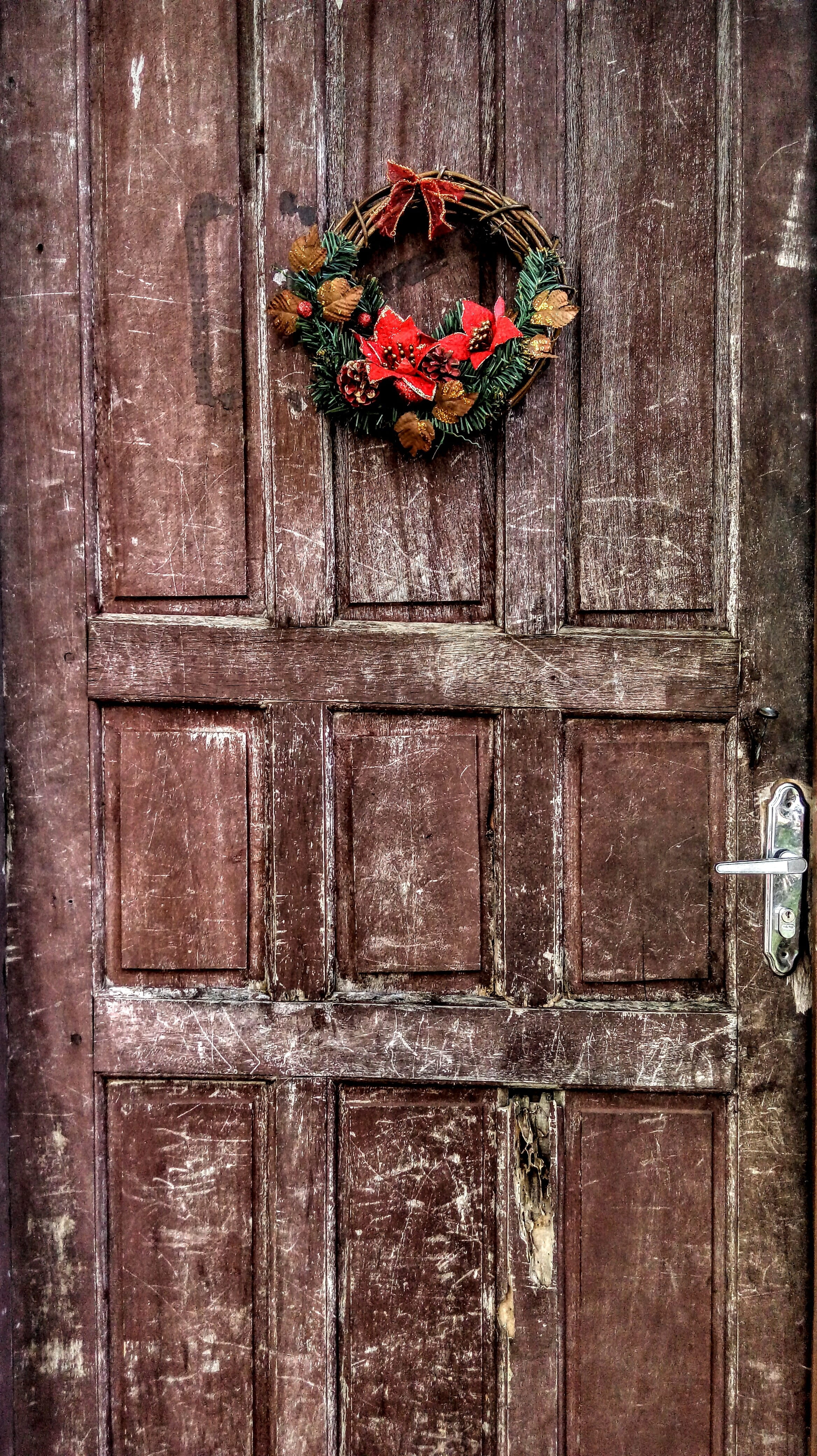 freshness, flowery, built structure, of wood, wreath, outdoors, home, no people, wall - building feature, fragility, wood, architecture, wood - material, Phone HD Wallpaper
