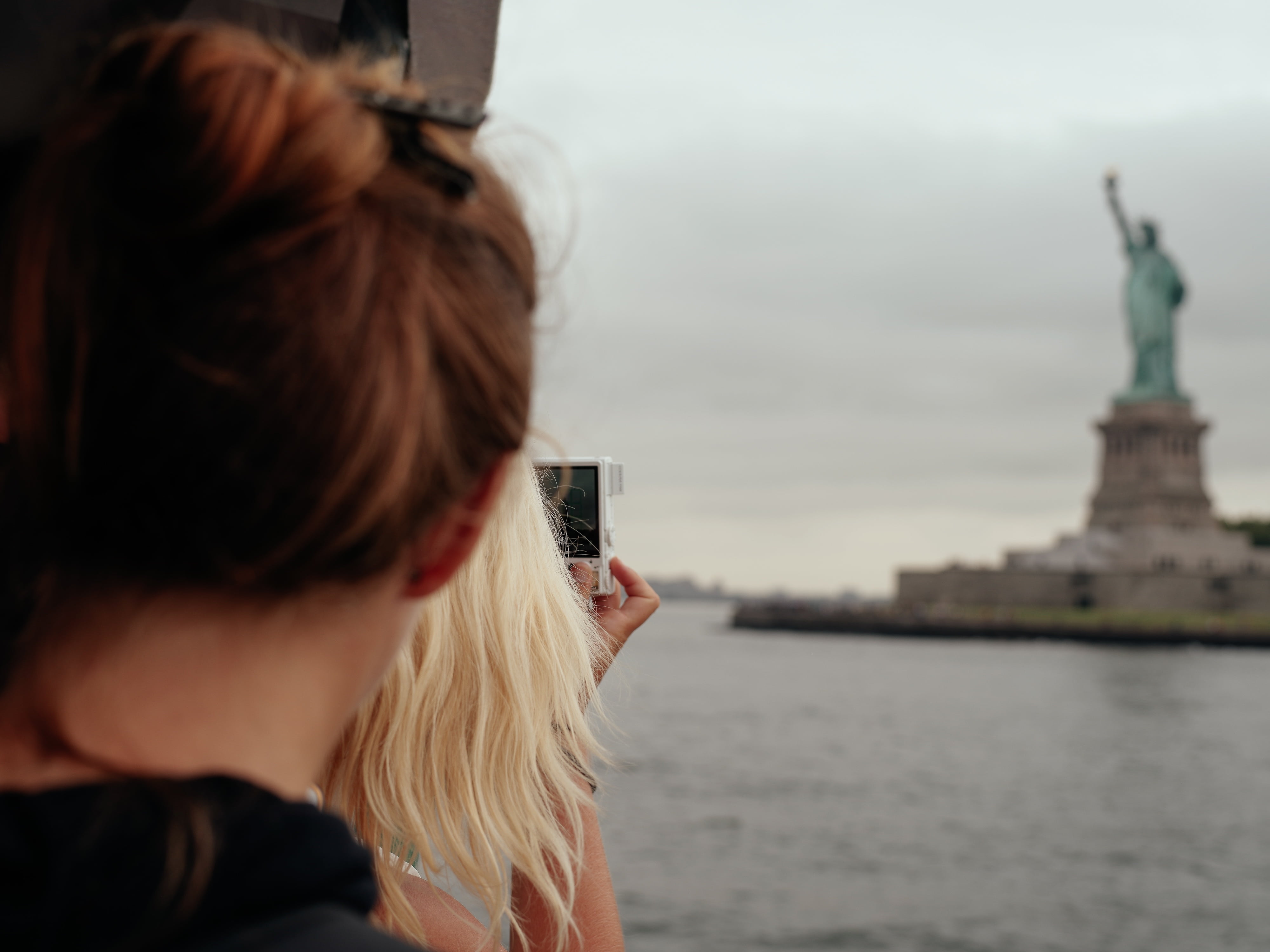 wireless technology, photographer, vacation, smartphone, landmark, liberty, one person, girl, digital, outdoors, real people, new york, person, tourist, HD Wallpaper