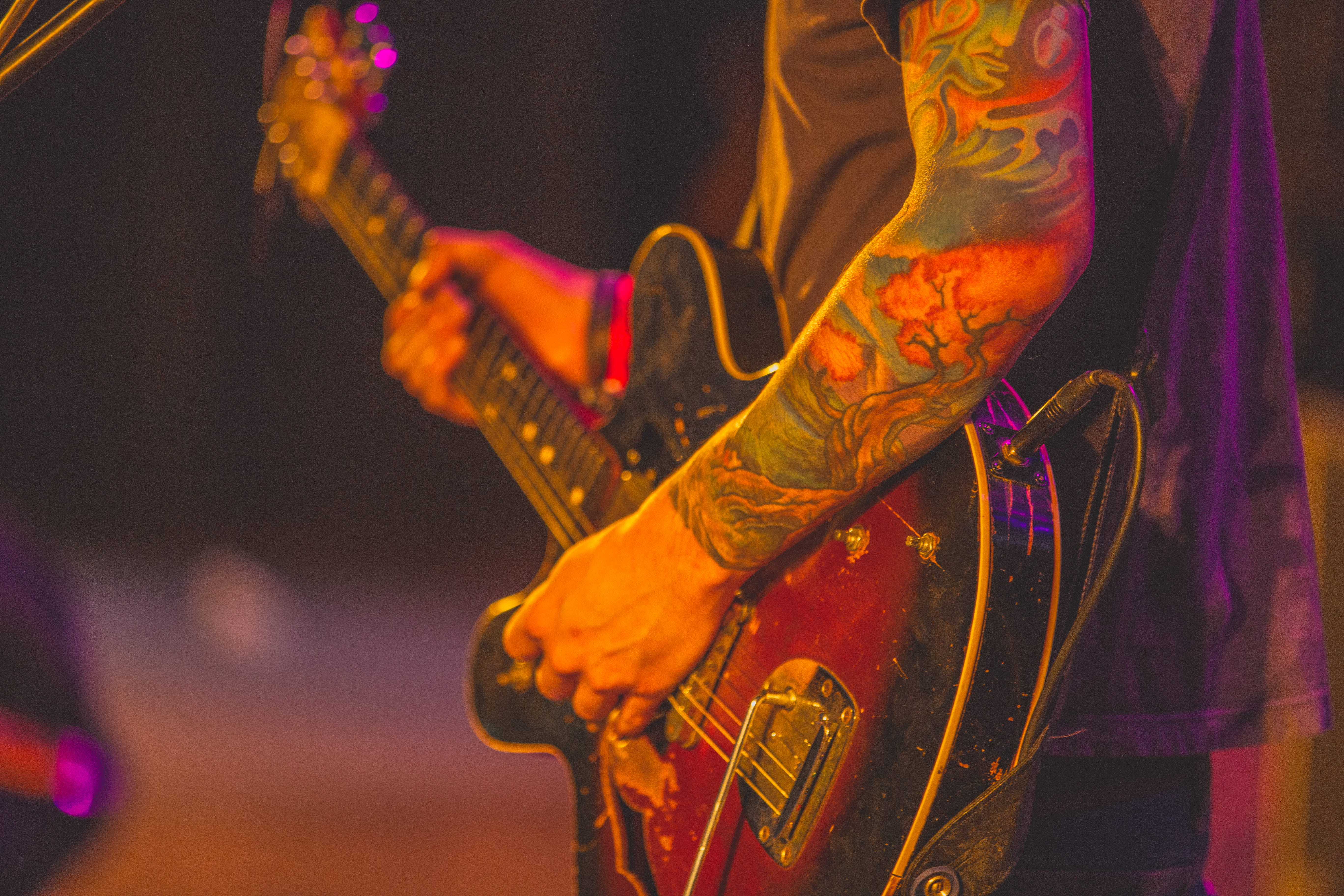 5K, man, event, performer, guitar, color, lifestyles, multi colored, arts culture and entertainment, focus on foreground, indoors, stage, enjoyment, nightlife, HD Wallpaper