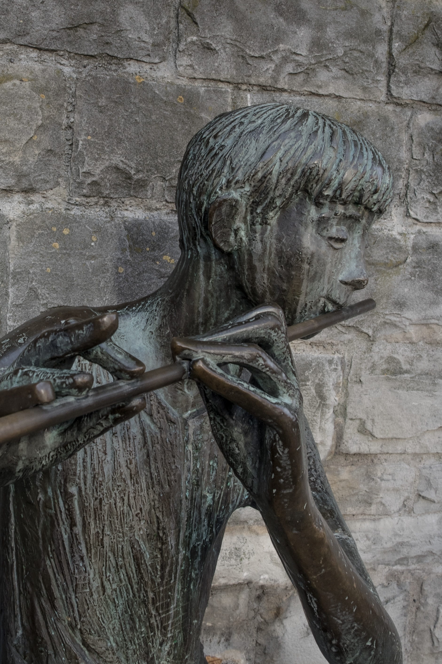 carving, wall - building feature, creativity, sound, the past, old, art, statue, landmark, flute player, musical instrument, history, day, male likeness, Phone HD Wallpaper