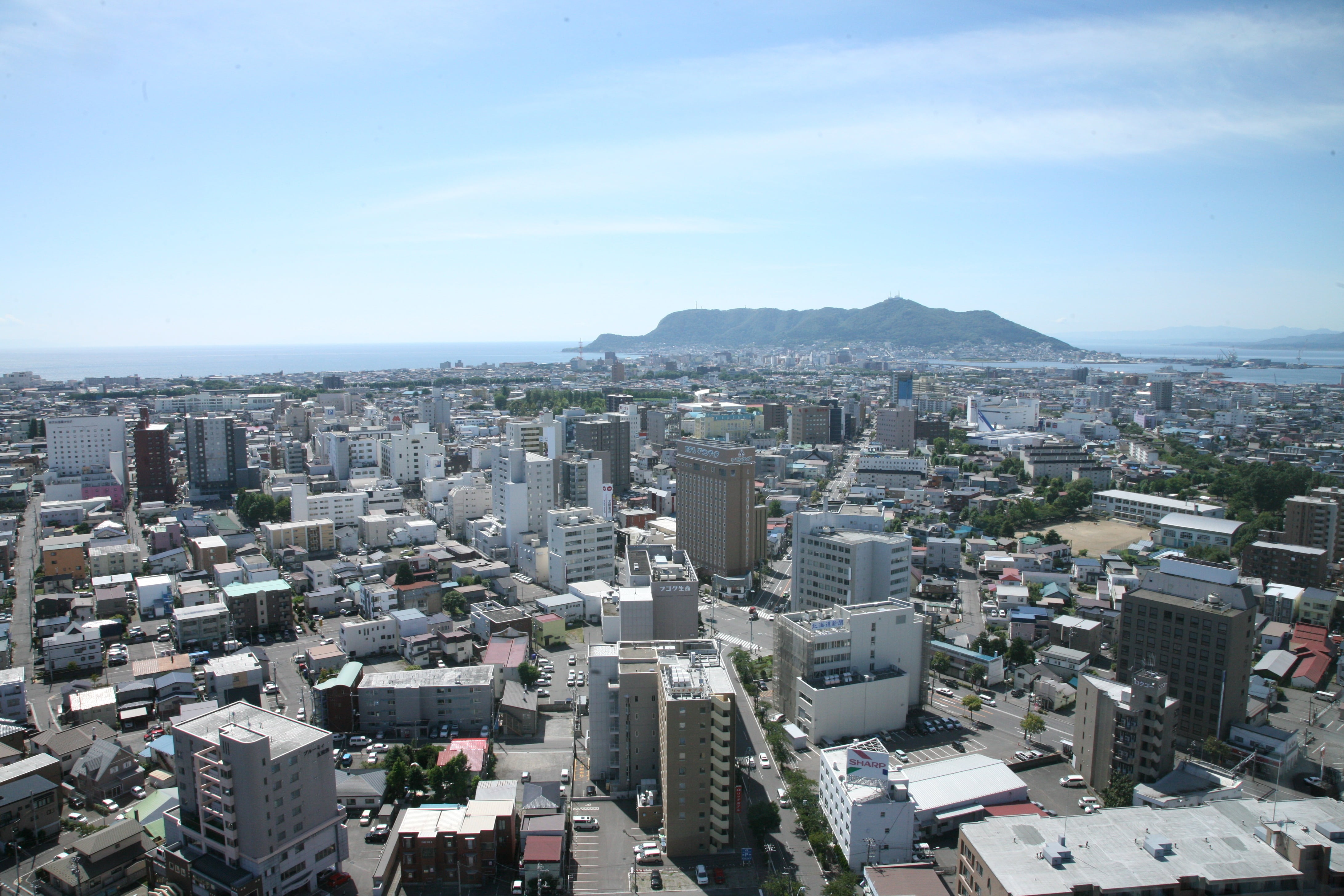 mountain, cityscape, built structure, horizon, city life, crowd, nature, skyscraper, skyline, hokkaido, sky, building, hakodate, 4K, outdoors, office building exterior, HD Wallpaper