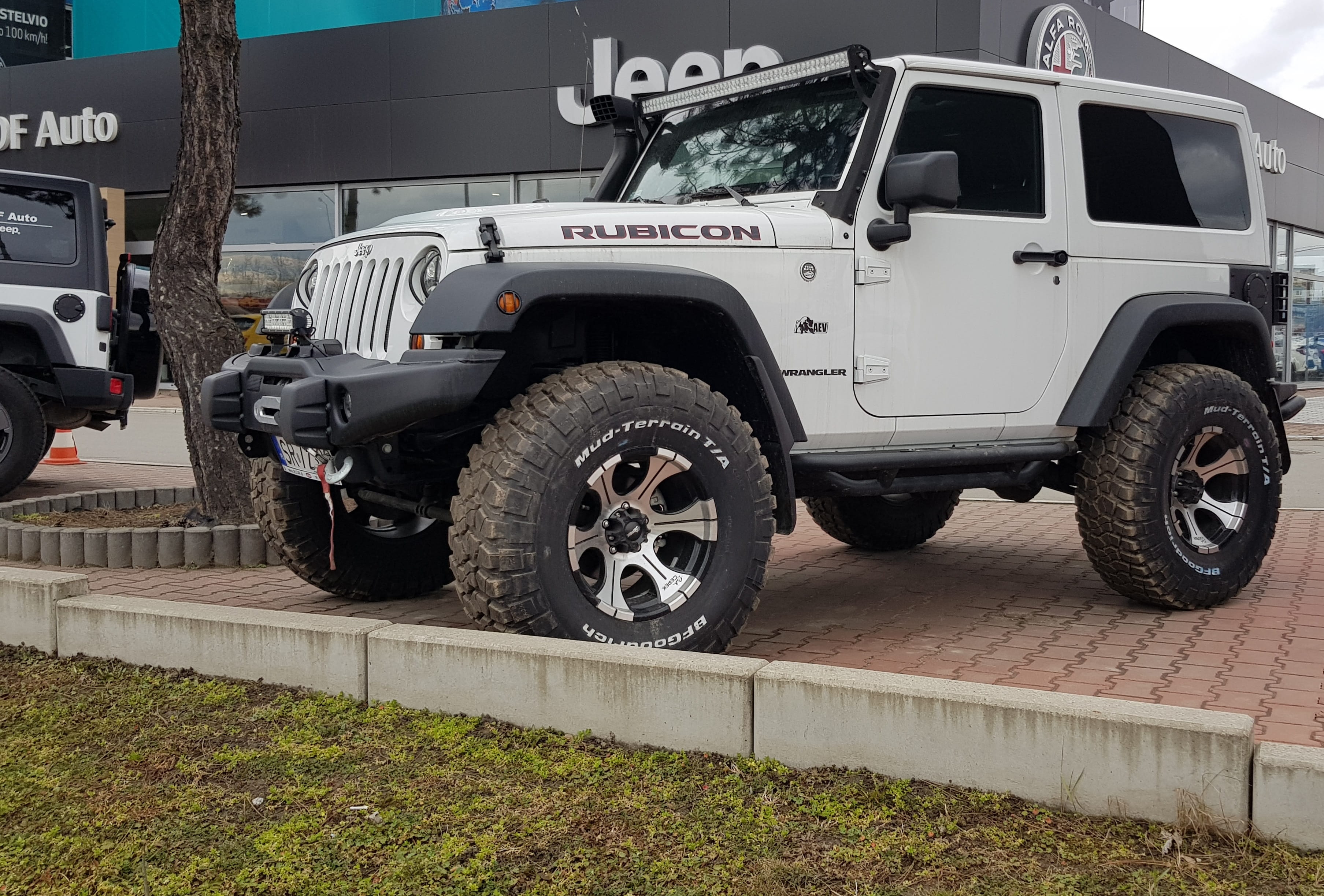 built structure, wheel, day, city, white, outdoors, jeep, architecture, no people, mode of transportation, parking, car, building exterior, travel, land vehicle, HD Wallpaper