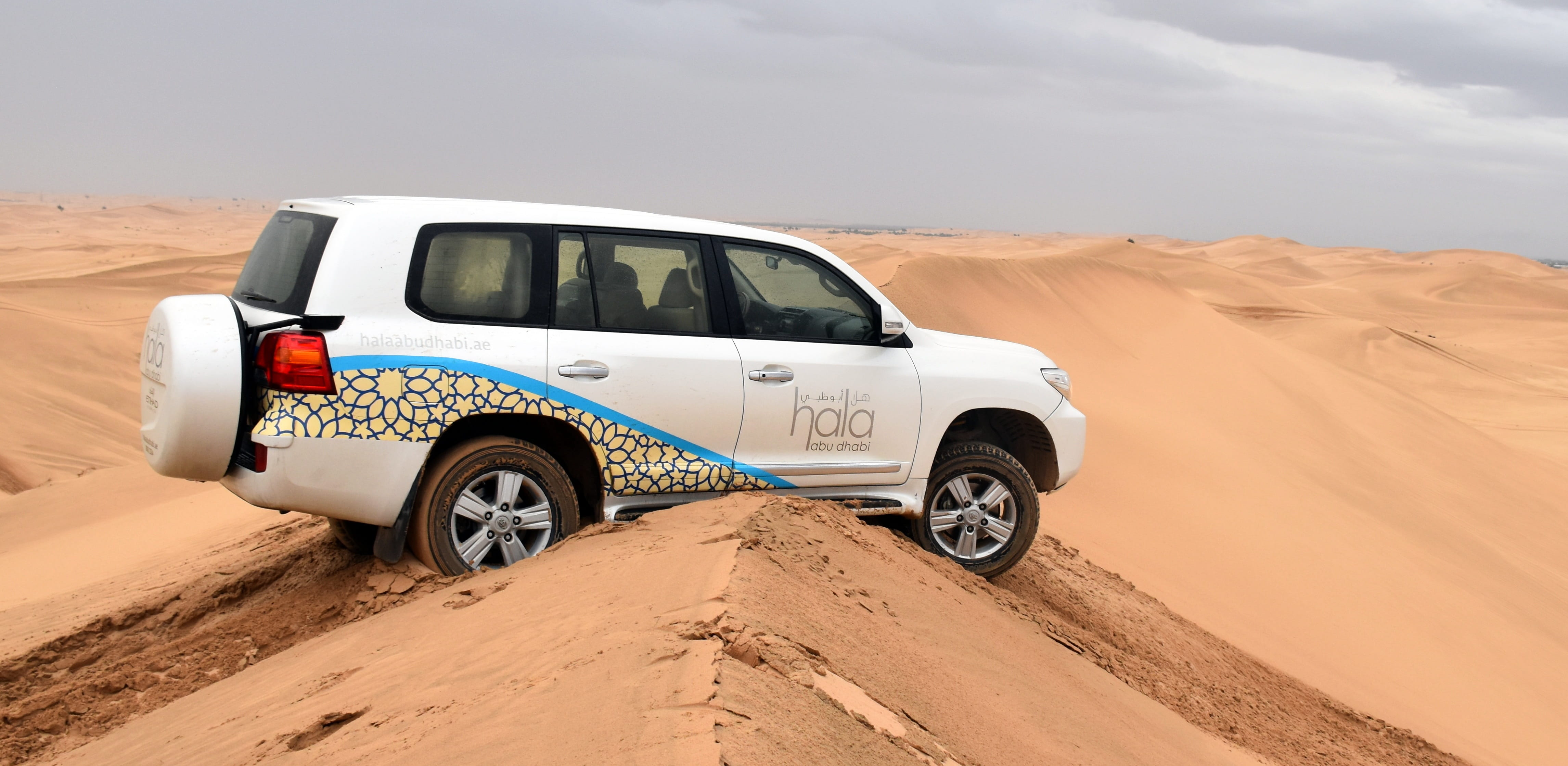 abhu dhabi, vacation, sports Utility Vehicle, motor vehicle, Dune, landscape, road trip, arid climate, wheel, outdoors, scenics - nature, travel, mode of transportation, HD Wallpaper