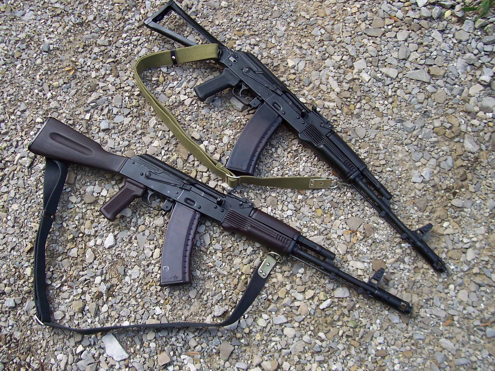 war, aggression, handgun, field, communication, old, violence, two, black, ammunition, military, rifles, gun, infantry, gravel, black color, army, armed Forces, HD Wallpaper