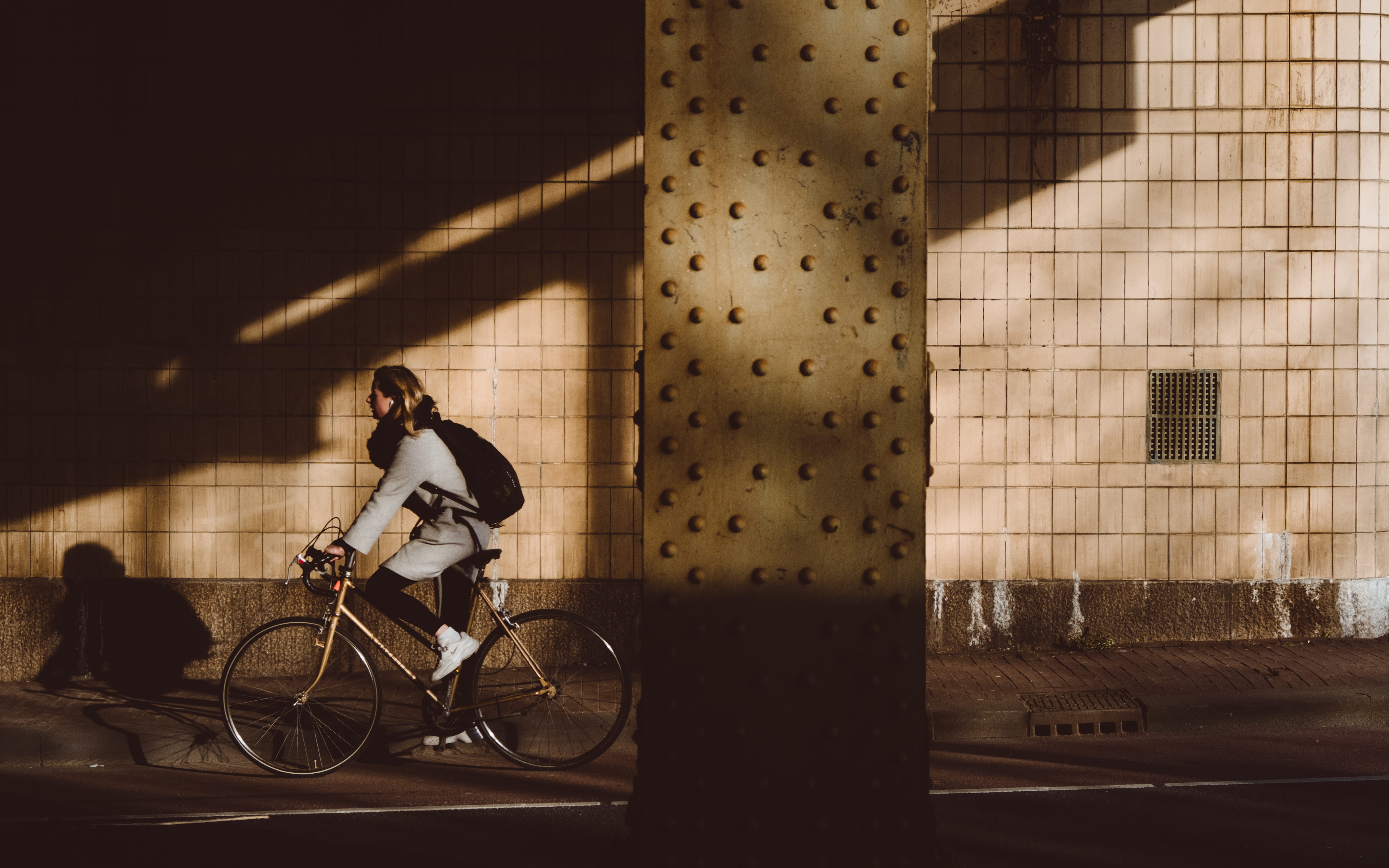 background, full length, cyclist, bicycle, apple, highway, amsterdam, young adult, brown, travel, canon, post, riding, near, adult, ride, female, lifestyles, HD Wallpaper