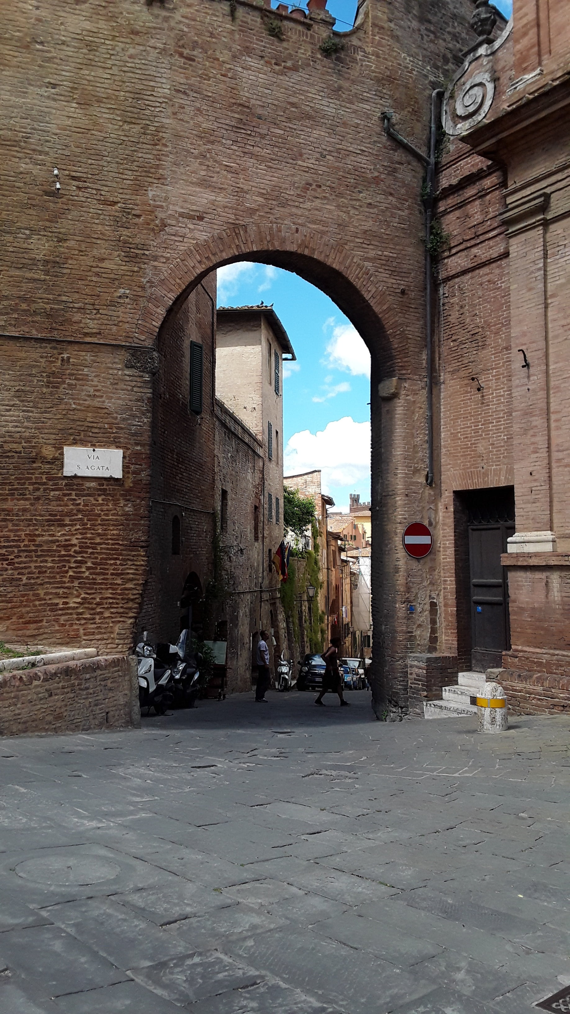 siena, europe, 2K, entrance, wall - building feature, building Exterior, arch, the past, city, empty, arched, one way street, window, outdoors, door, italy, Phone HD Wallpaper