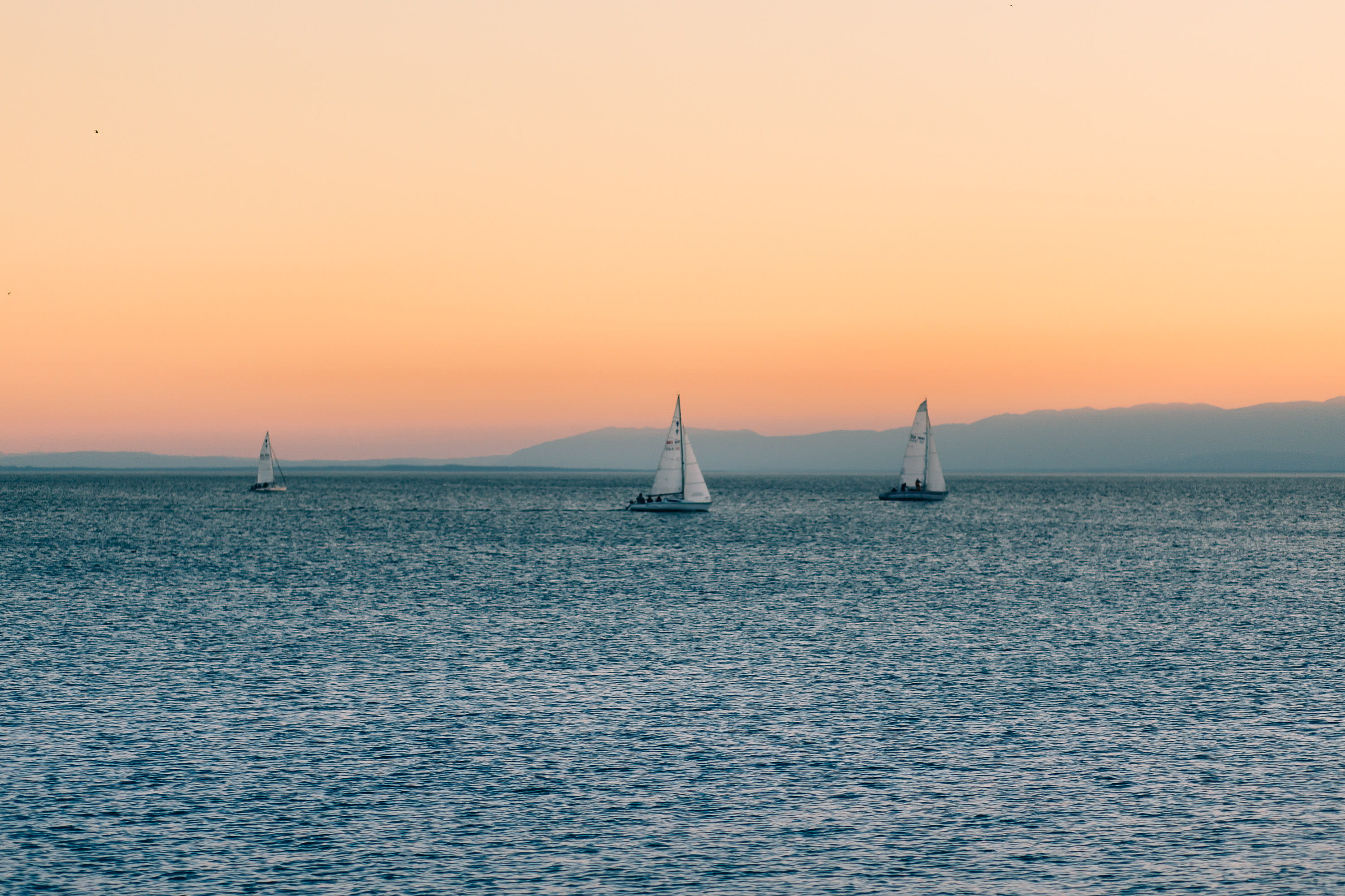 yachting, 2K, vacations, boats, water, sailing Ship, tranquil scene, Sea, idyllic, horizon Over Water, waterfront, outdoors, mode of transportation, sport, HD Wallpaper