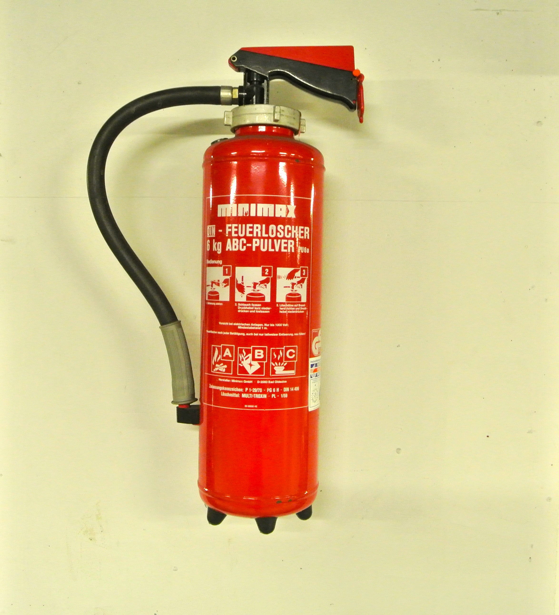 powder fire extinguisher, emergency equipment, red, emergency, 2K, no people, connection, single object, wall - building feature, equipment, accidents and disasters, Phone HD Wallpaper