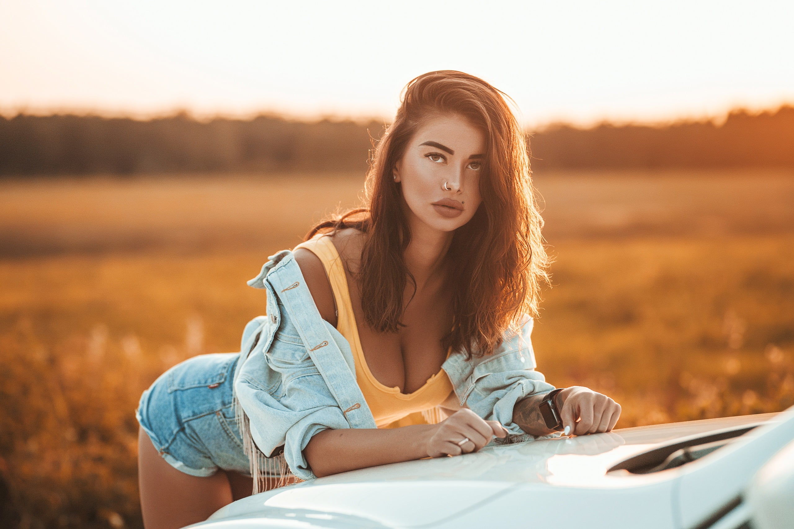 sunset, tank top, piercing, 2K, brunette, watch, jean shorts, denim, women with cars, juicy lips, women outdoors, tattoo, nose ring, women, HD Wallpaper