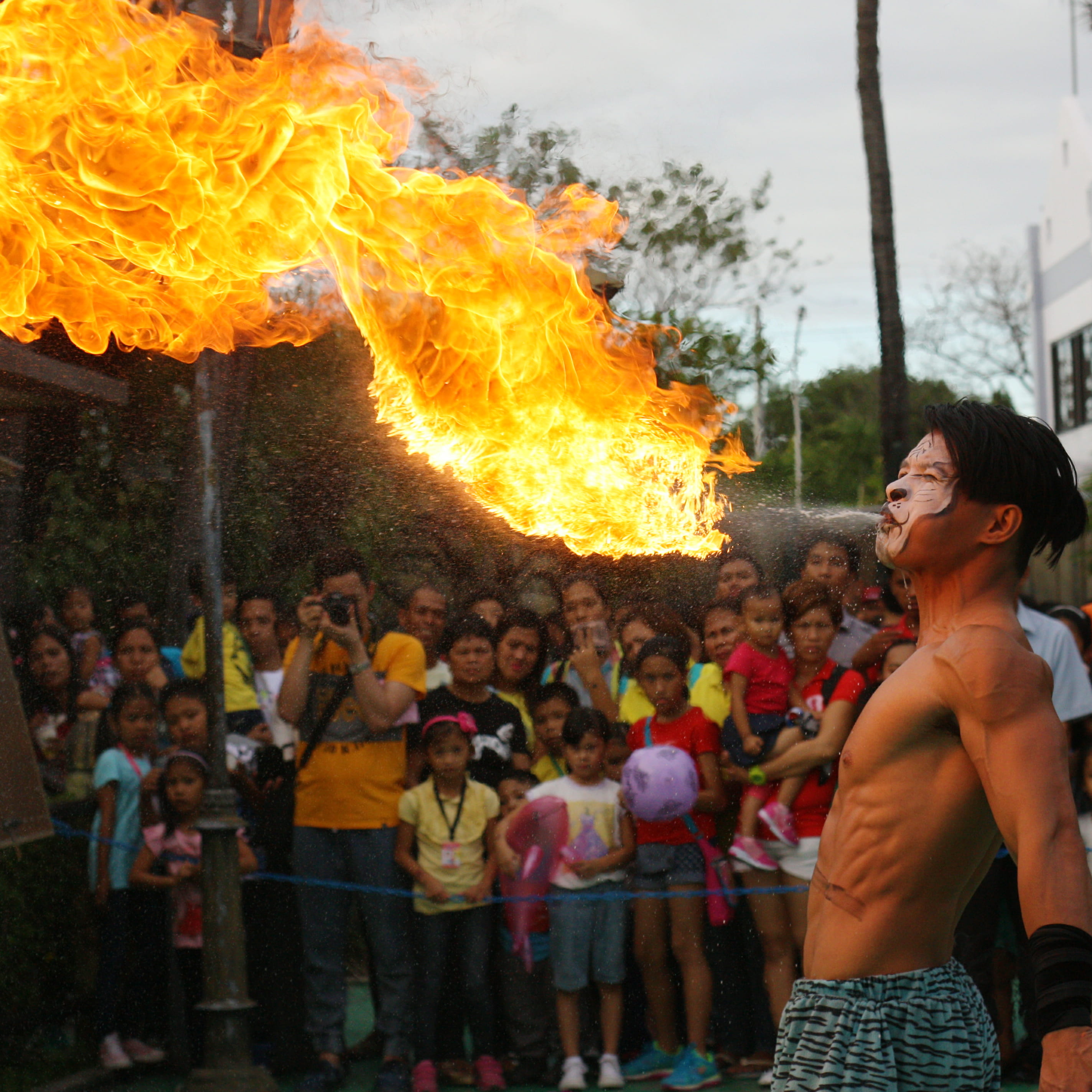 fun, theme park, group of people, burning, watching, man, heat - temperature, philippines, real people, leisure activity, standing, santa rosa, 2K, enchanted kingdom, Phone HD Wallpaper