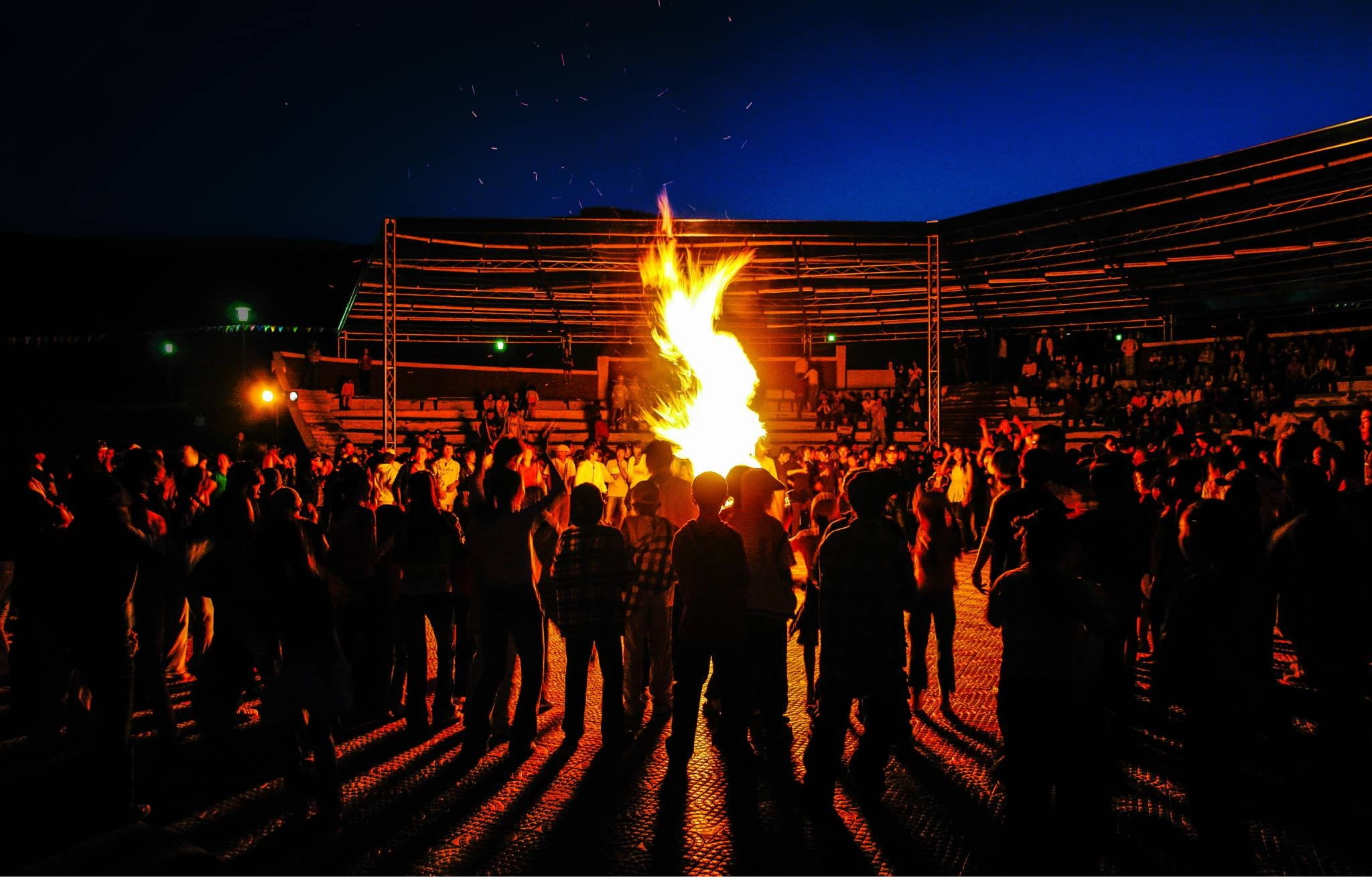 night, spectator, standing, arts culture and entertainment, performance, nature, group of people, fire - natural phenomenon, campfire, large group of people, HD Wallpaper