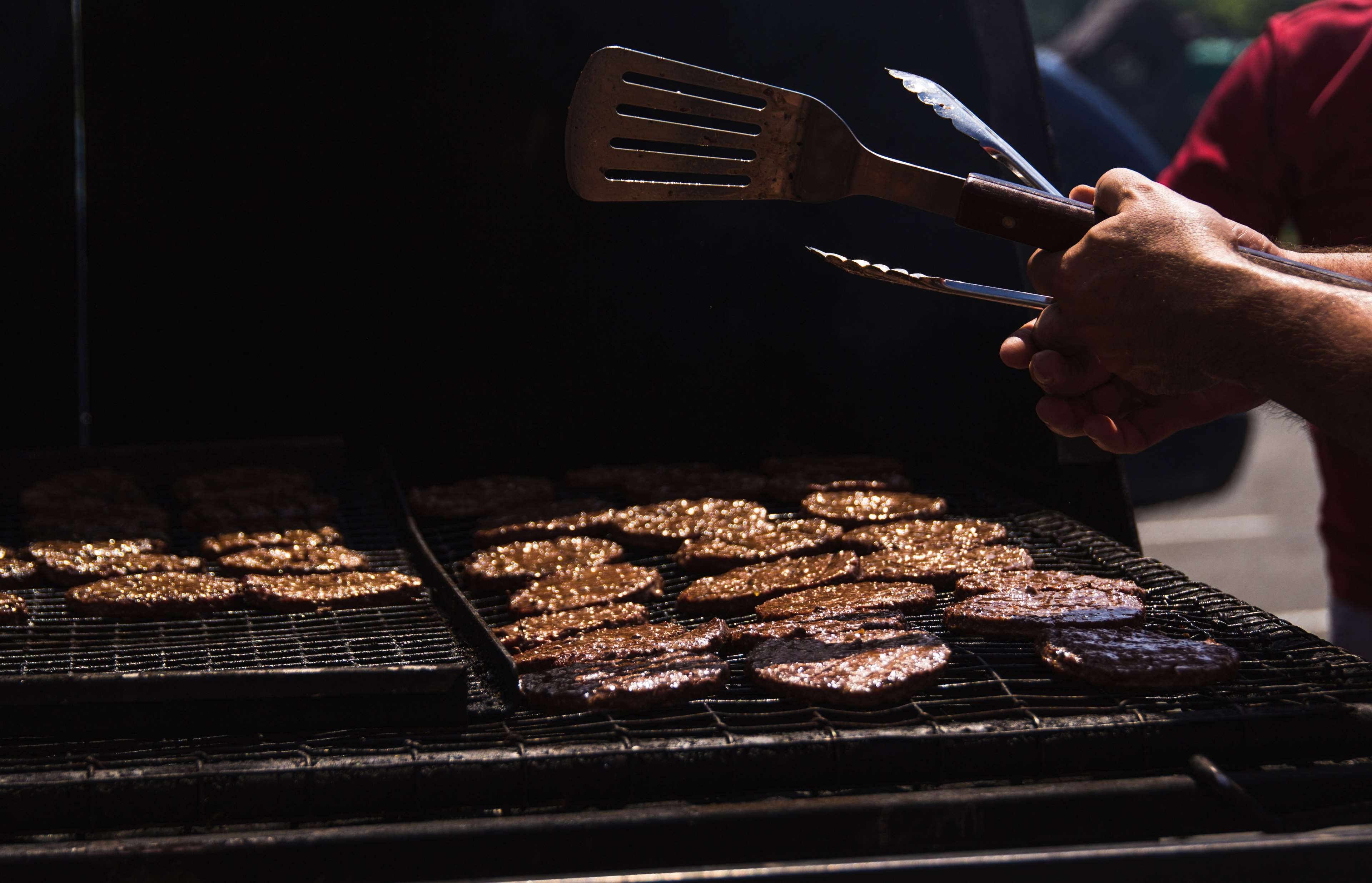 heat - temperature, sweet food, 4K, freshness, temptation, cookout, summer, finger, preparing food, real people, human body part, unhealthy eating, food and drink, HD Wallpaper