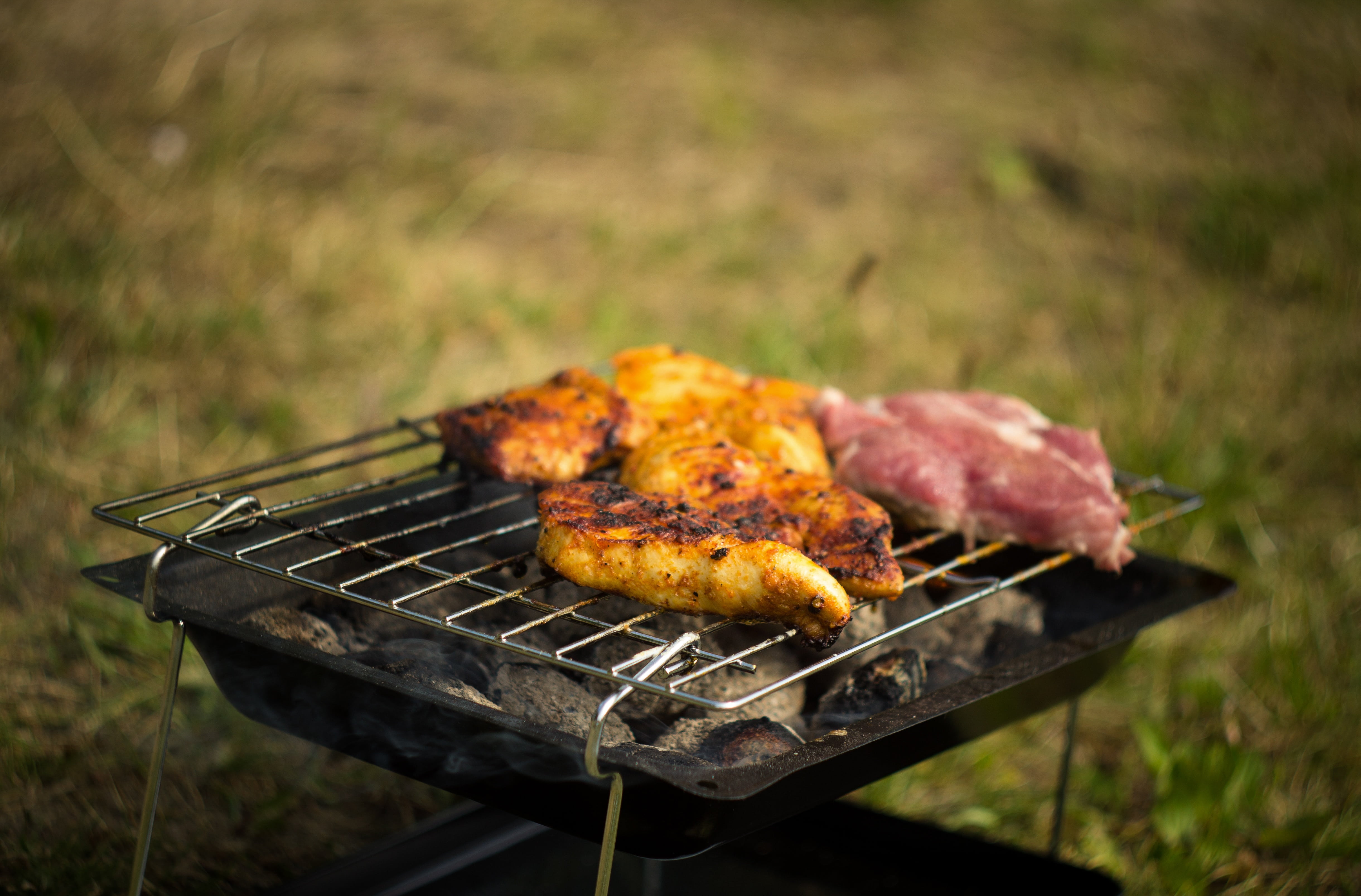 focus on foreground, freshness, bbq, meat, grill, gray, heat - Temperature, coal, selective focus, summer, fire - Natural Phenomenon, dinner, steel, nature, HD Wallpaper