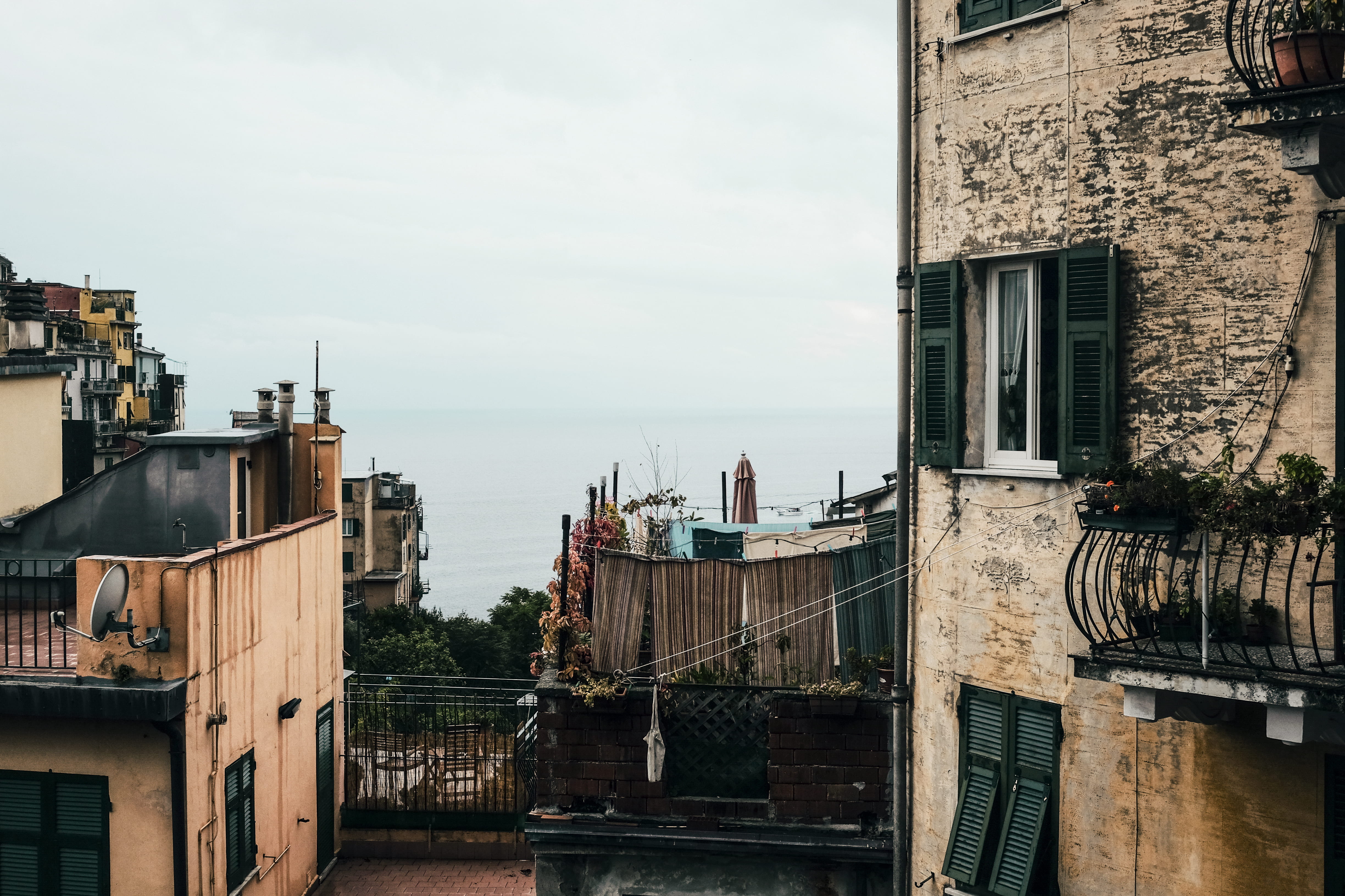 buildings, 27mm, italy, terrace, balcony, black, white, concrete, transportation, sea, travel, sky, reflection, 4K, photography, nature, roof, building, HD Wallpaper