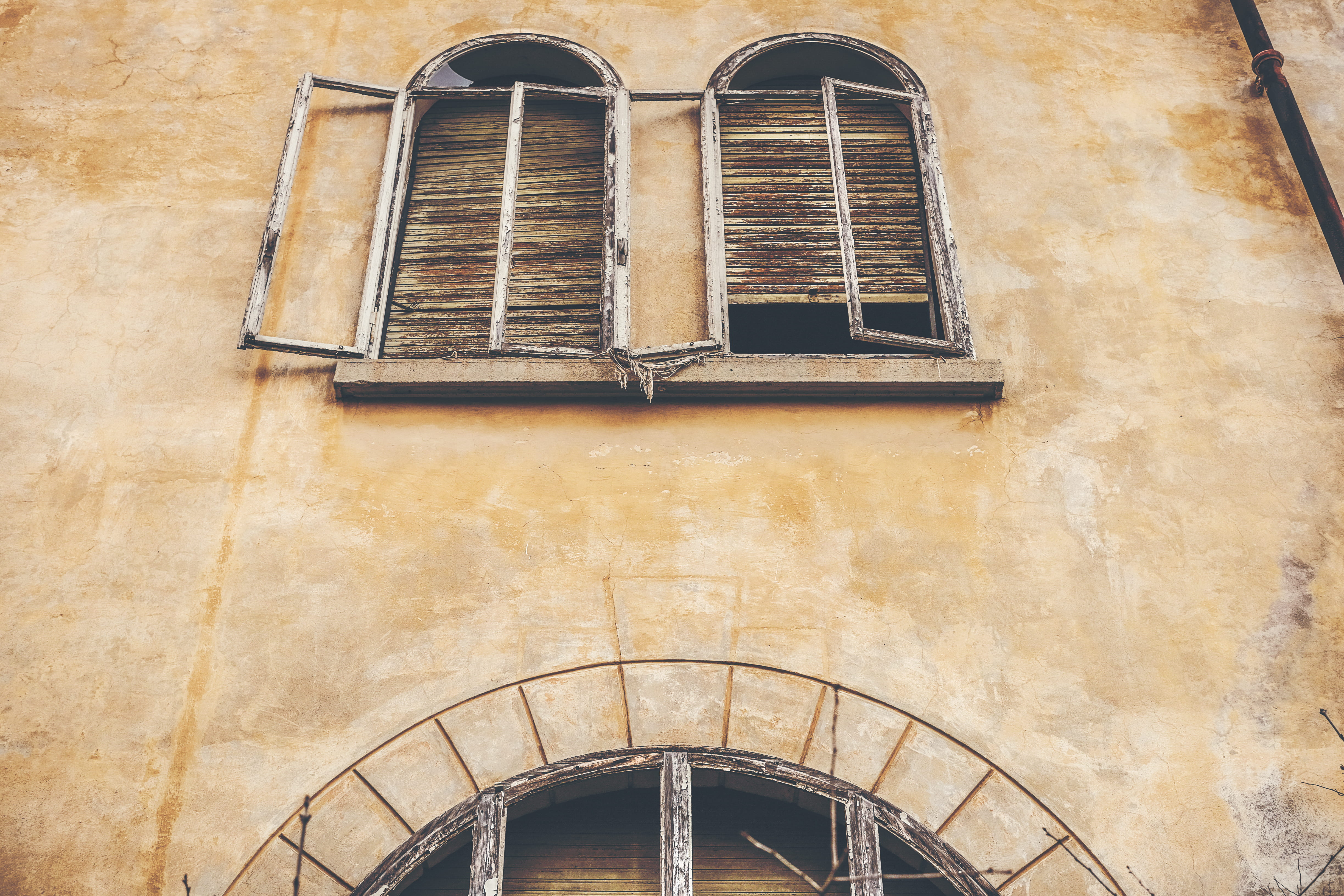 outdoors, brown, yellow, low angle view, grate, house, window, old, the past, architecture, fujifilm, rusty, history, travel, framed, facade, golden, windows, HD Wallpaper
