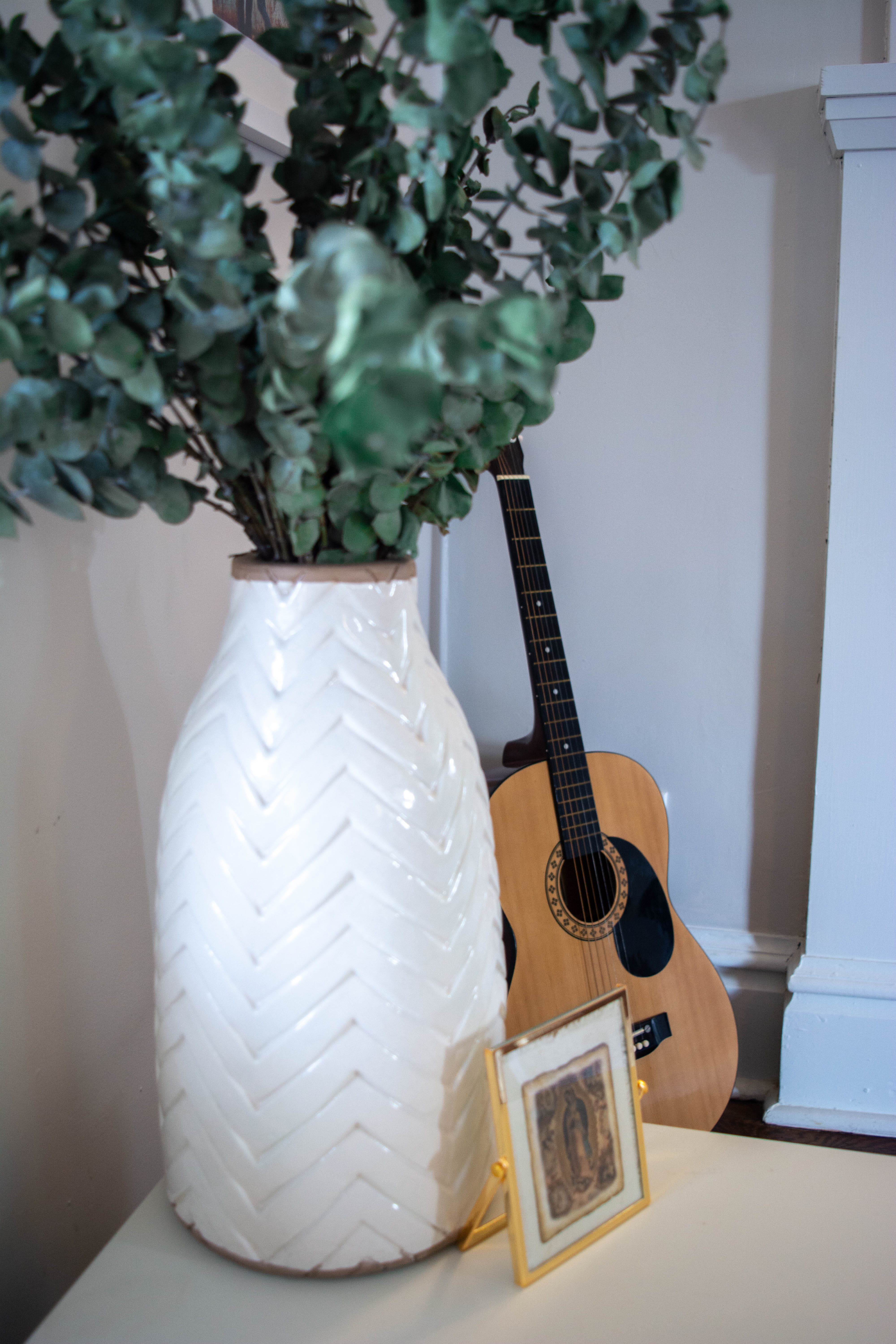 still life, 5K, building, musical instrument, interior design, guitar, white color, string instrument, plant, architecture, close-up, electric lamp, no people, Phone HD Wallpaper