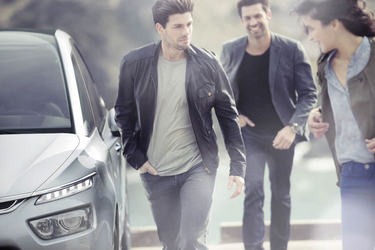 young adult, casual clothing, group of people, consumerism, citroen, 720P, people, transportation, motor vehicle, city, adult, togetherness, day, mode of transportation, HD Wallpaper