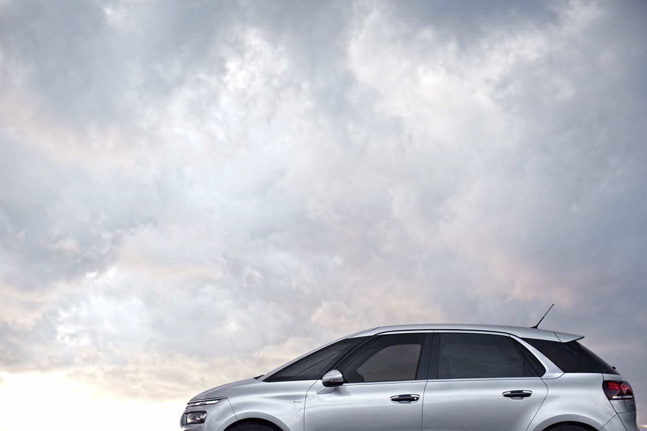 car, cloud - sky, no people, above, nature, freedom, motion, citroen, low angle view, copy space, outdoors, transportation, mode of transportation, journey, HD Wallpaper