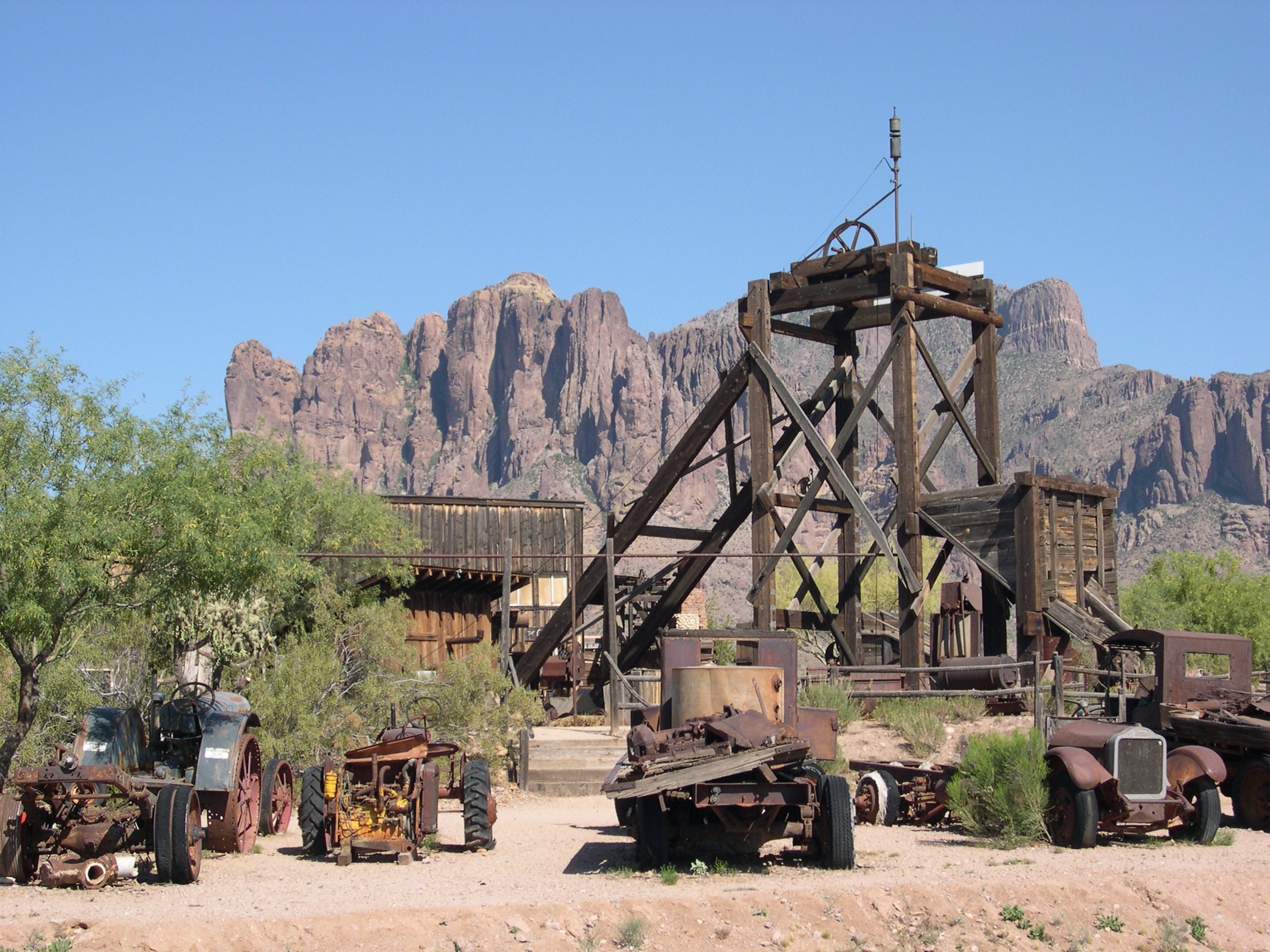 rusty, land, damaged, run-down, desert, built structure, old, industry, nature, outdoors, clear sky, no people, 1080P, architecture, day, tree, arizona, HD Wallpaper